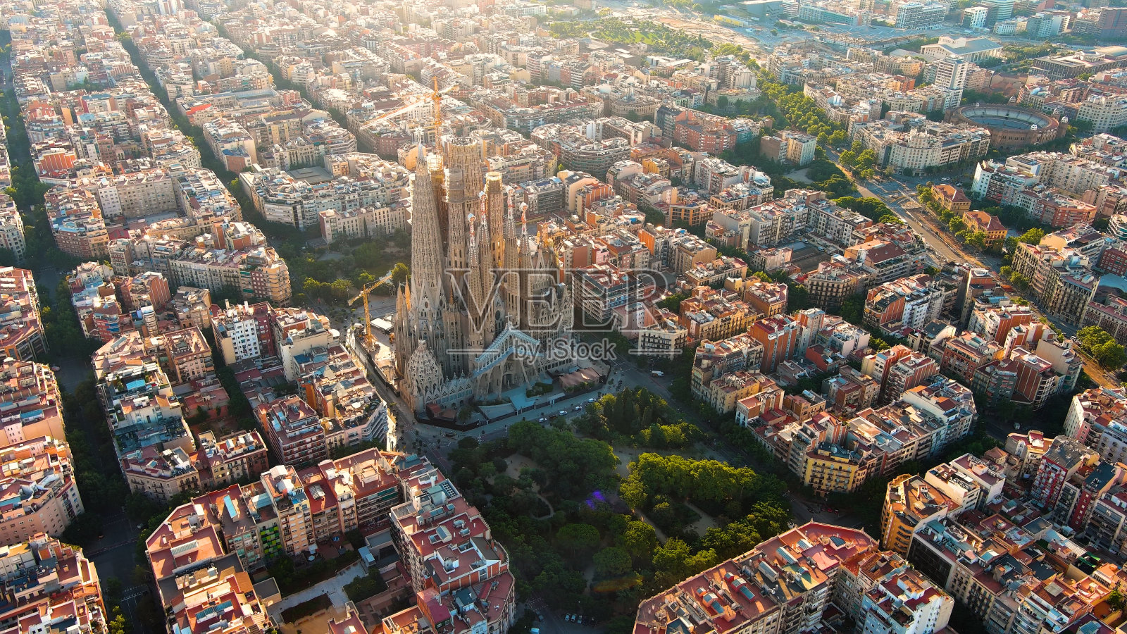 日出时巴塞罗那城市天际线和圣家大教堂的鸟瞰图。例如住宅著名的城市网格。城市景观与典型的城市八边形街区。西班牙加泰罗尼亚照片摄影图片