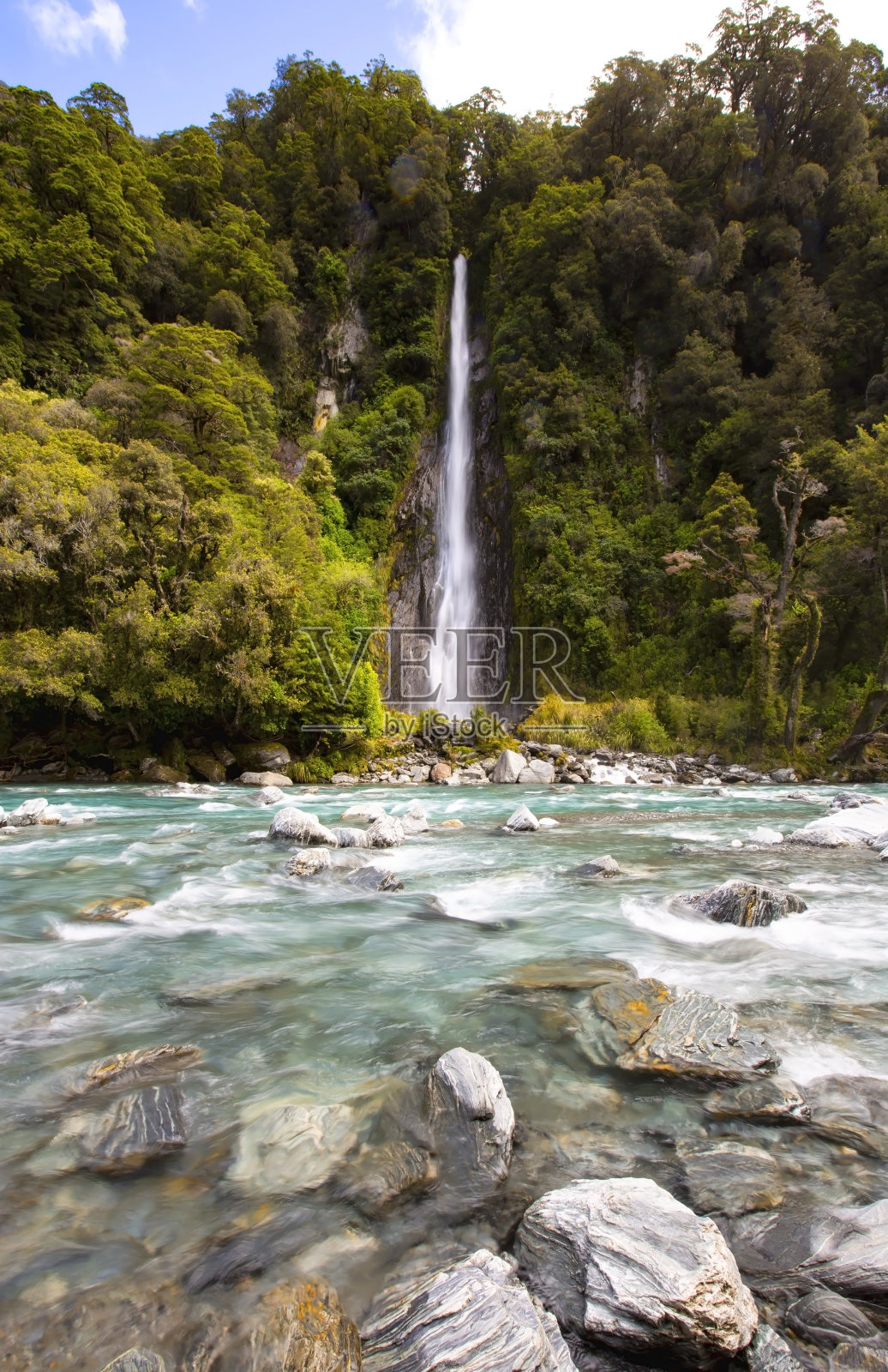 公园里的森林里有瀑布——河流岩石覆盖着雨林——丛林的风景照片摄影图片