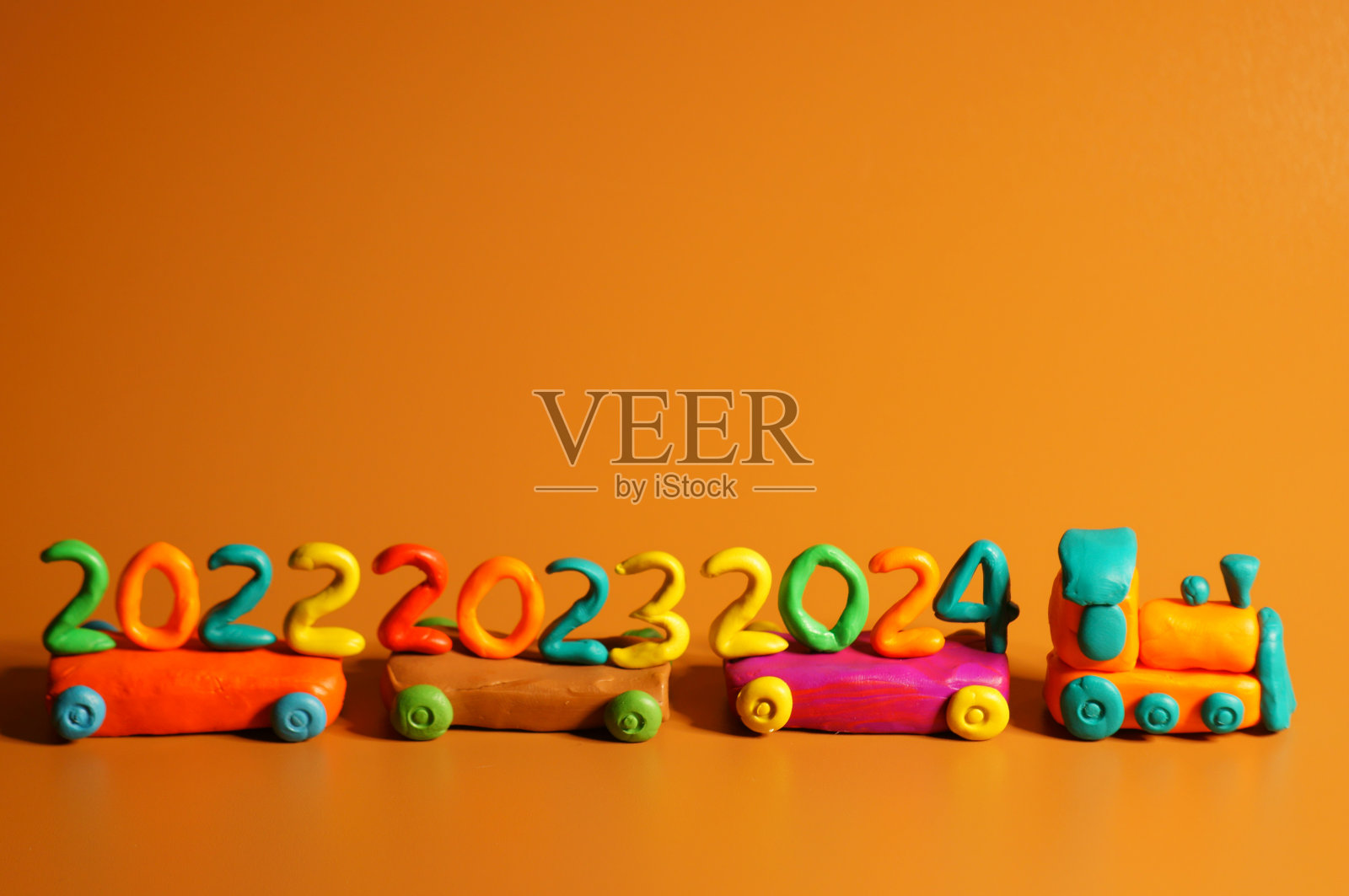 一辆写着数字“2022,2023,2024”的玩具火车。照片摄影图片