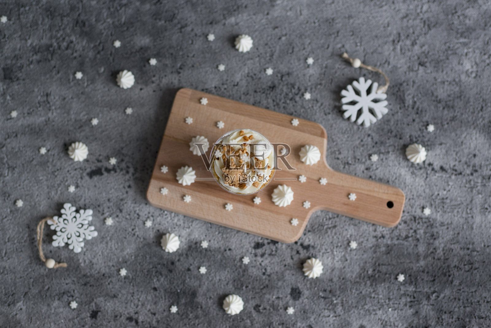 桌上的透明杯子里装着焦糖糕点照片摄影图片