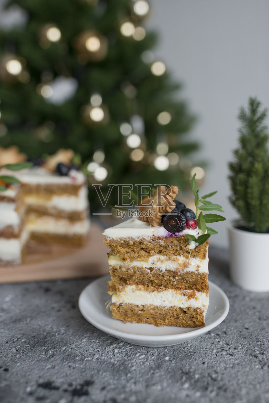 用浆果装饰的圣诞糕点放在桌子上照片摄影图片