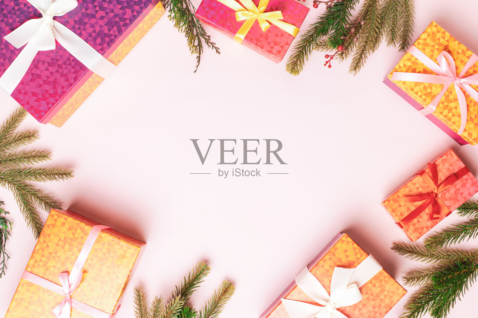 顶视图圣诞礼盒和装饰框架庆祝圣诞节或新年的粉红色背景照片摄影图片