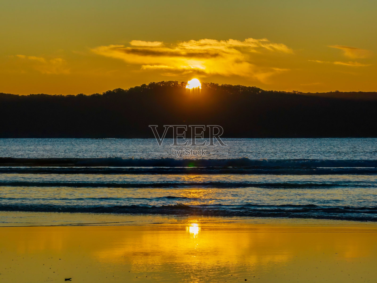 海滩上的空中日出照片摄影图片