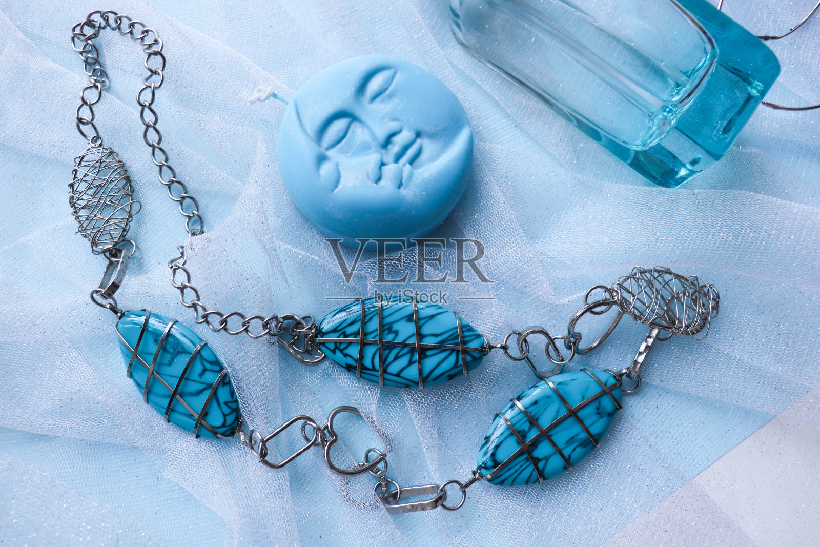 女性的配件。女银首饰照片摄影图片