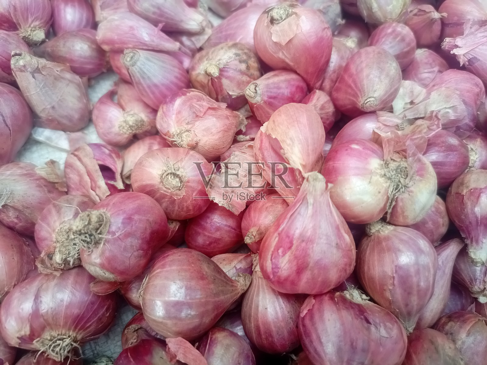 早市上有许多红洋葱照片摄影图片