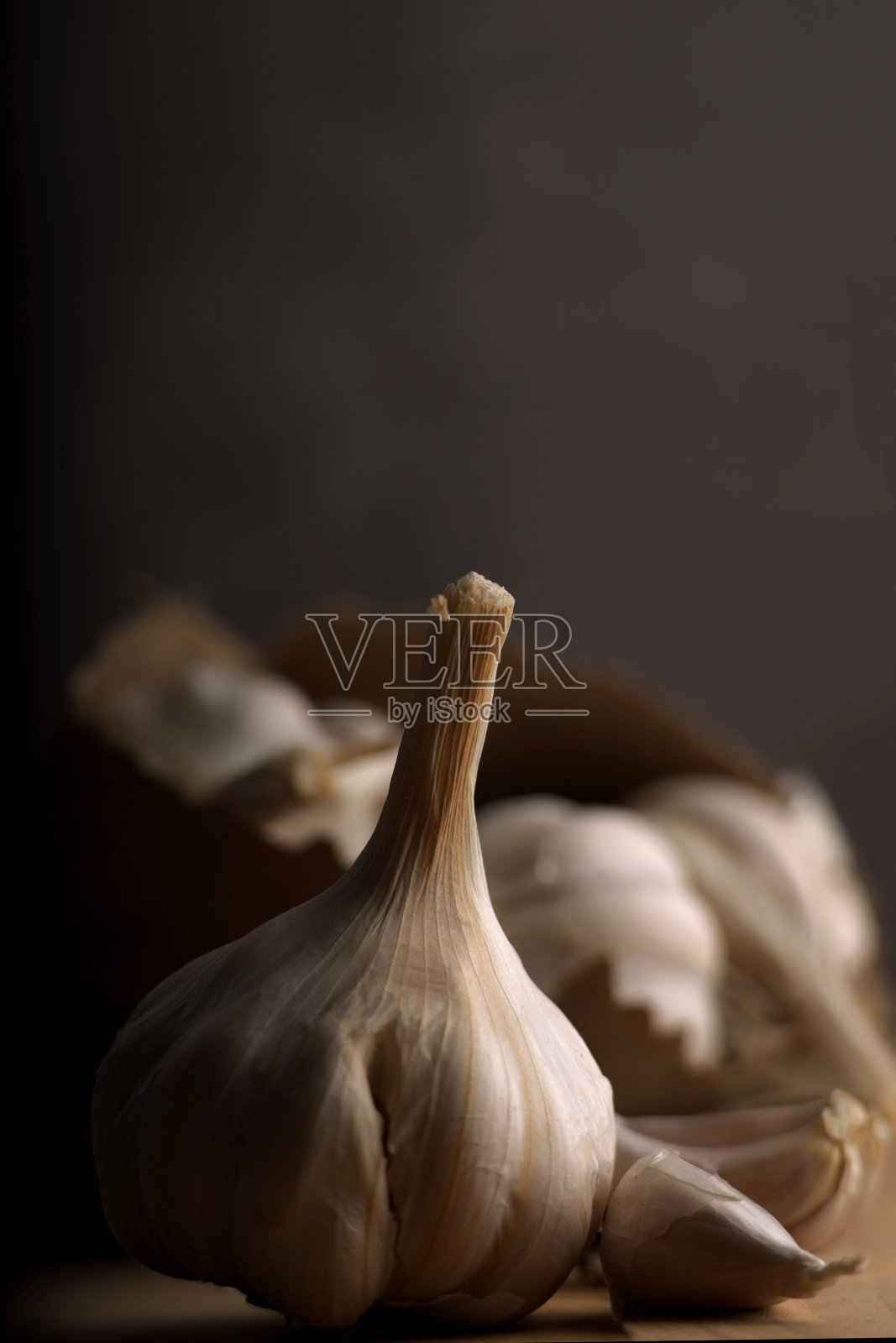 木质木块上的有机大蒜照片摄影图片