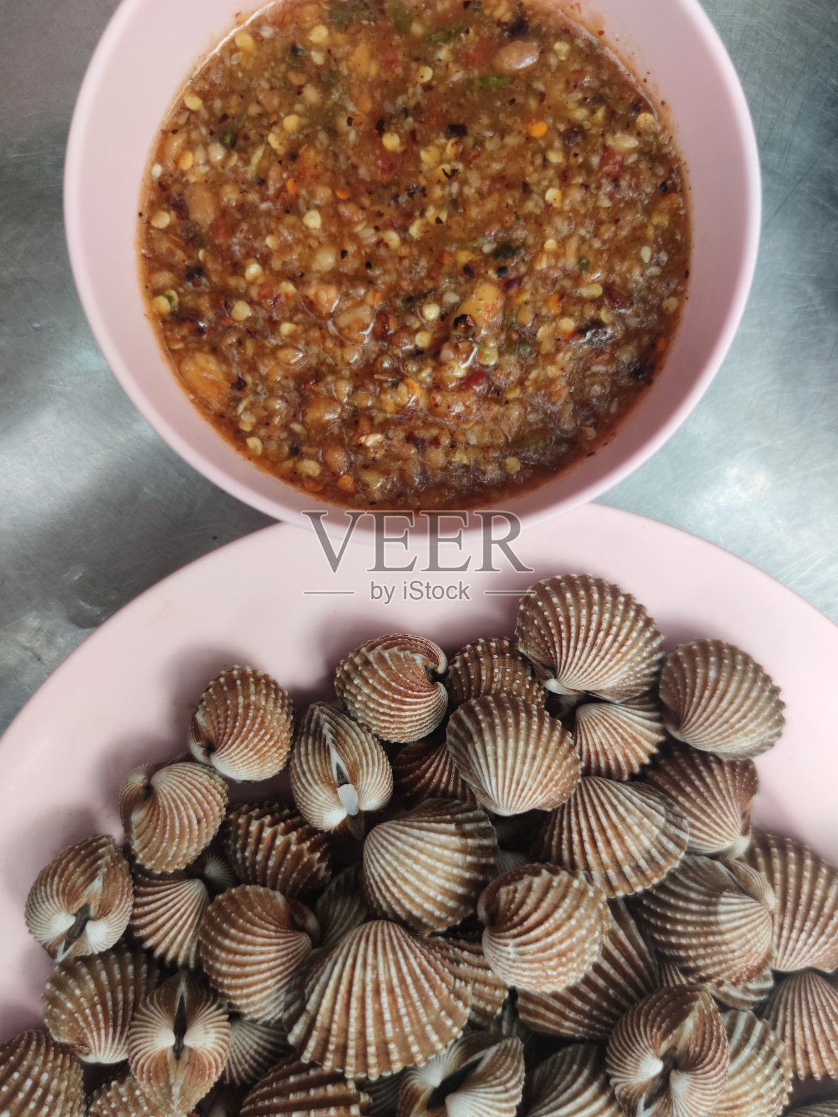 泥蚶也被称为血蛤。近距离射杀。后熟。配泰式辣海鲜酱。受欢迎的泰国菜。照片摄影图片