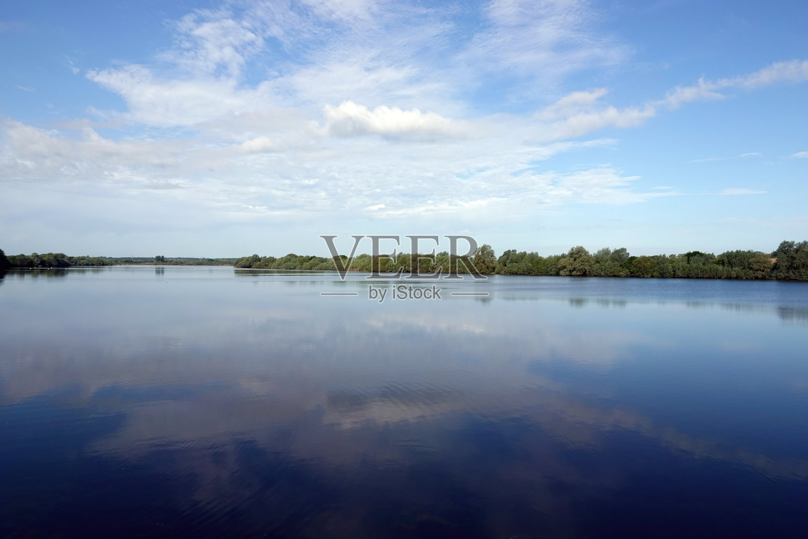 横跨英国埃塞克斯阿伯顿水库的宁静风景。照片摄影图片