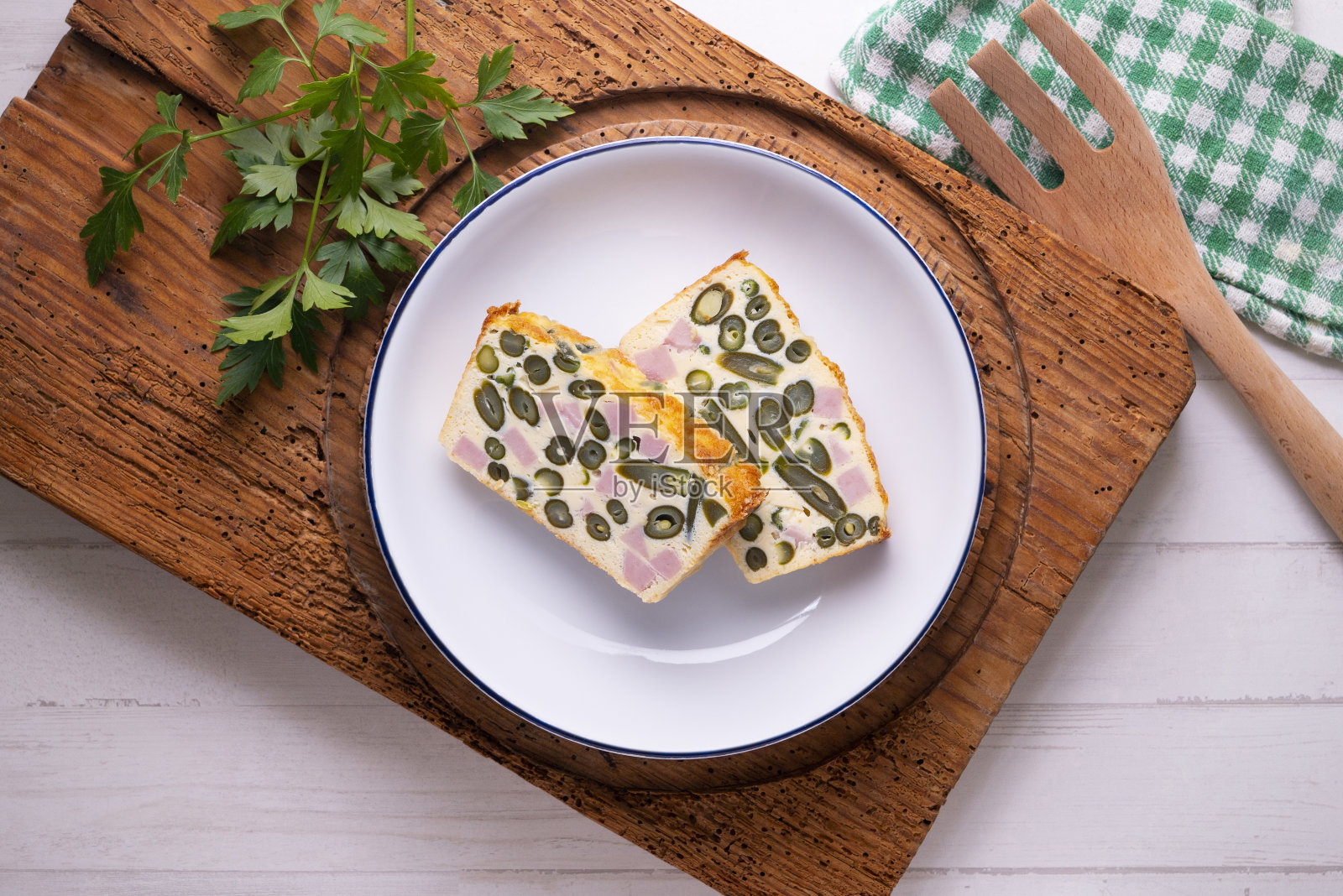 青豆火腿派。典型的东欧食谱。照片摄影图片