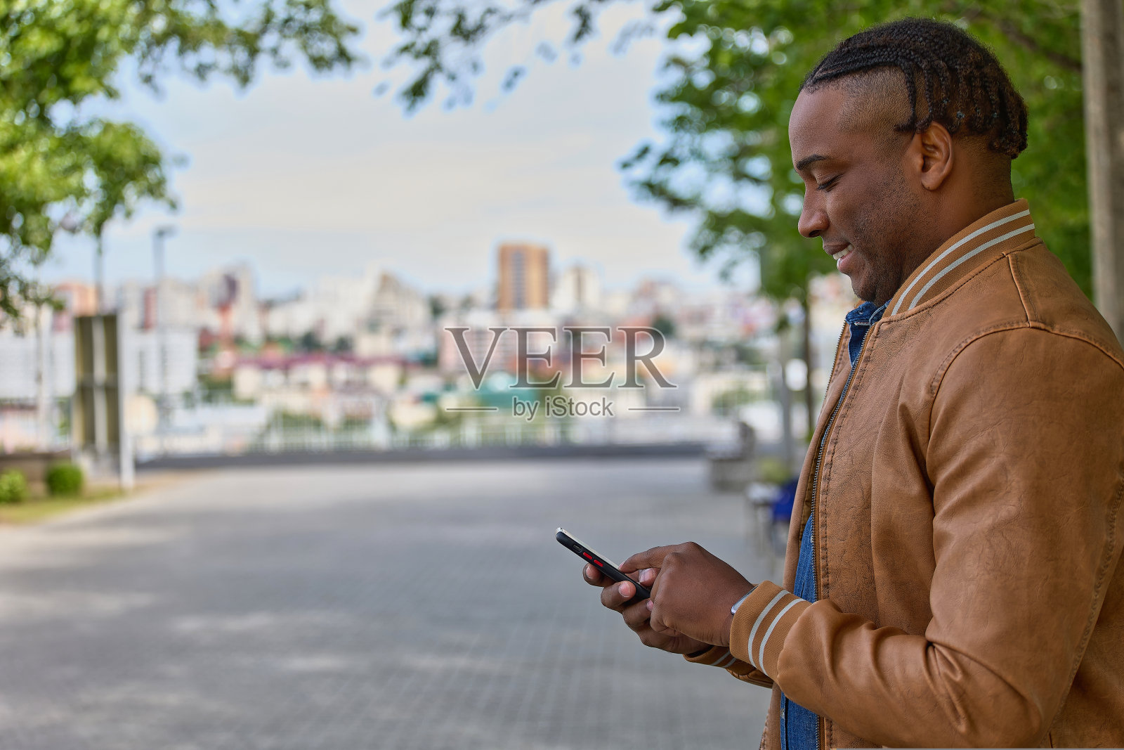富有的时尚男花时间在新鲜的空气中，散步，独自放松照片摄影图片