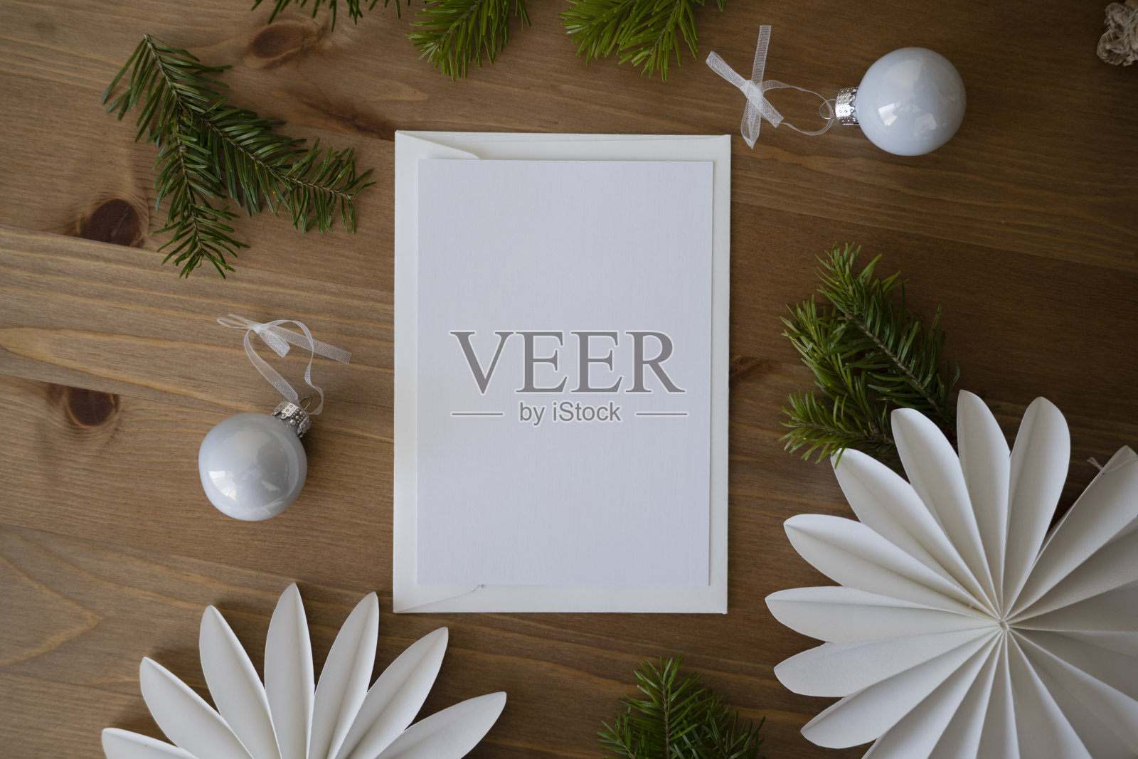 桌上放着一张明信片的模型照片摄影图片