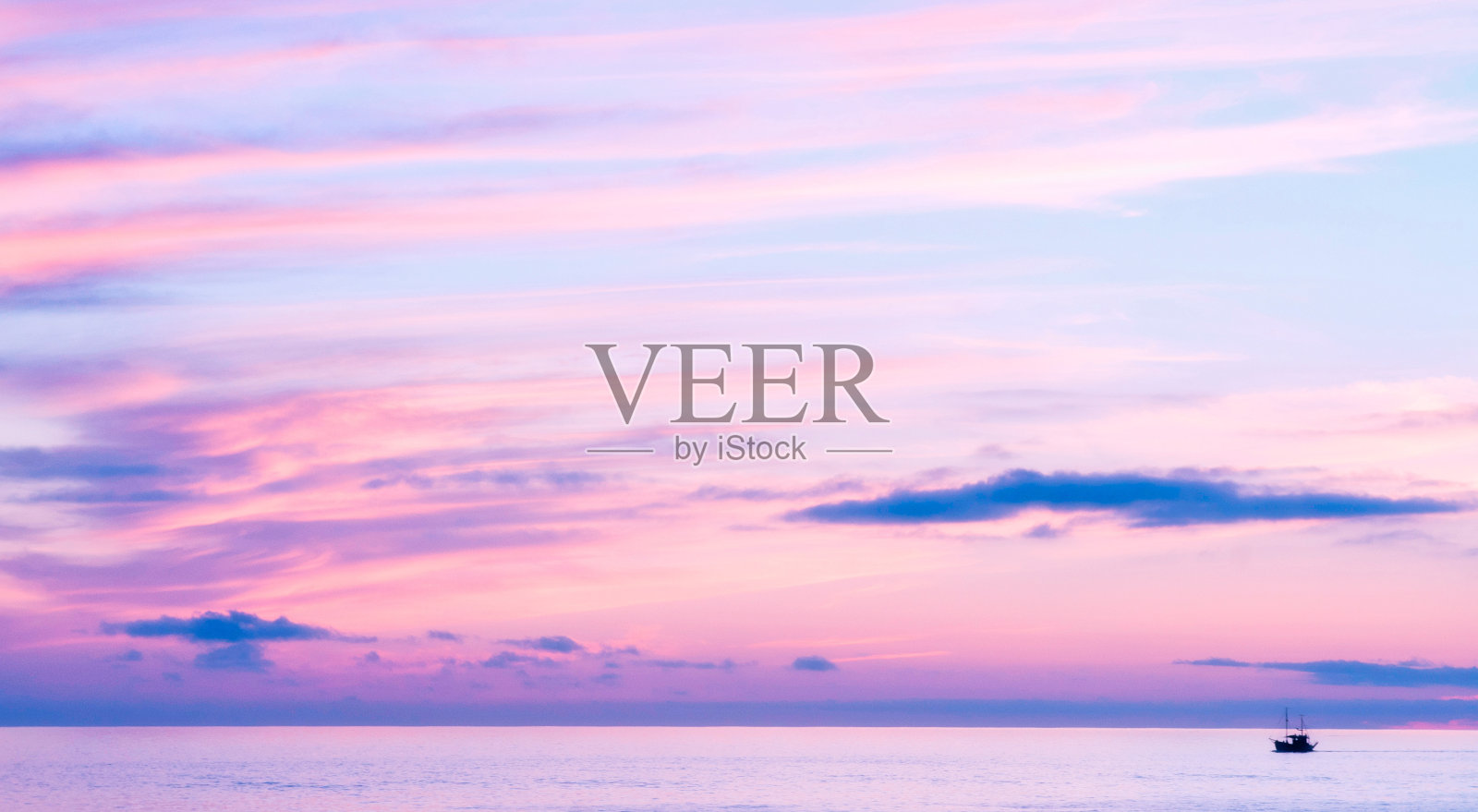 一艘小船在多云的小拇指日落照片摄影图片