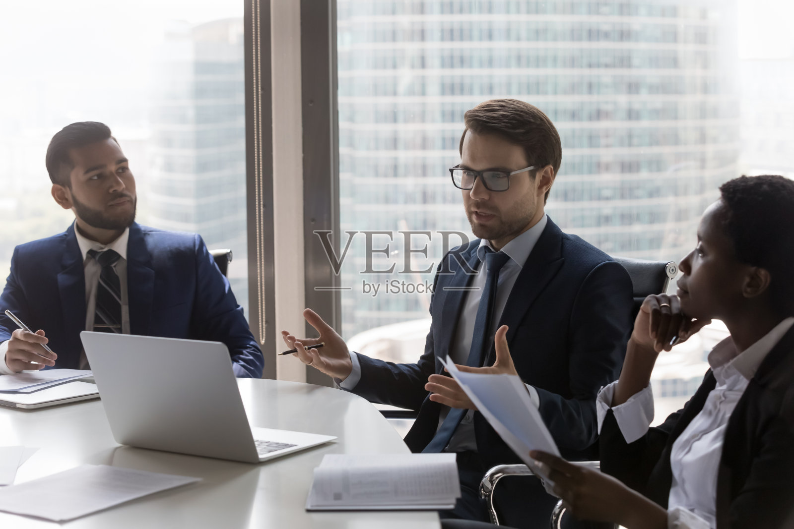 自信的白人商人，团队领导在公司会议上发言照片摄影图片