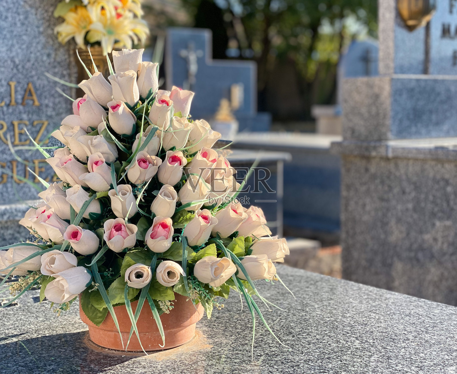 墓地里坟墓上的一束花照片摄影图片