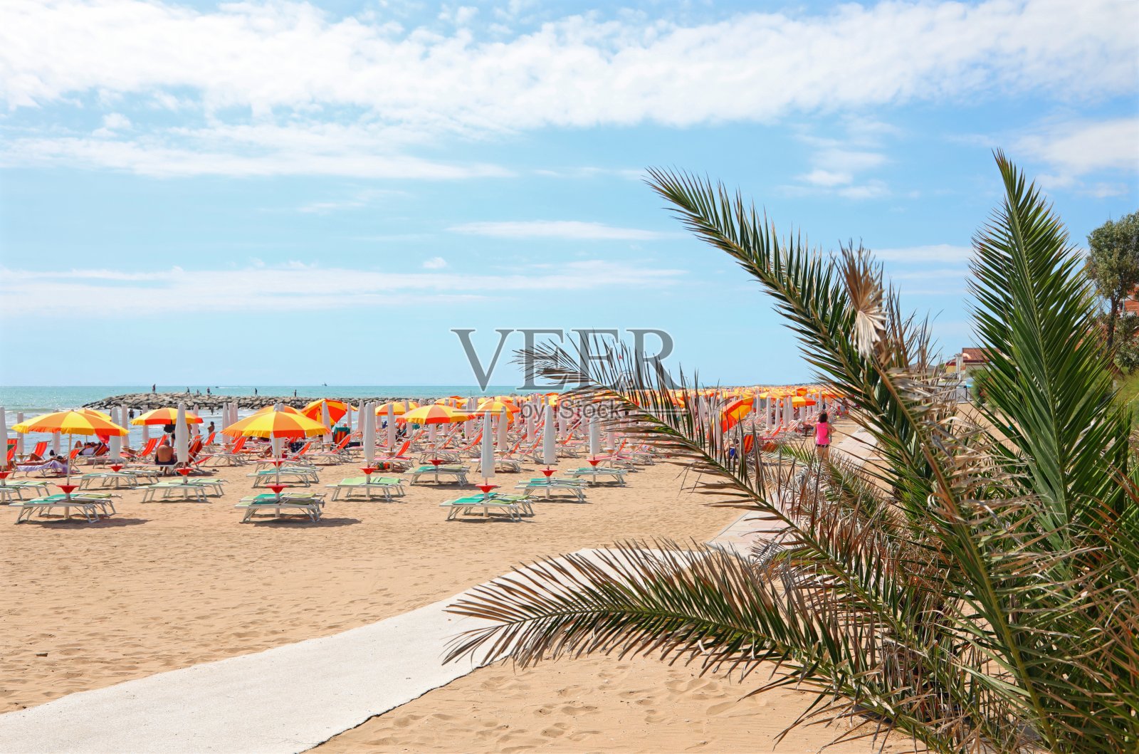 没有人的伞和躺椅在海边的海滩上照片摄影图片