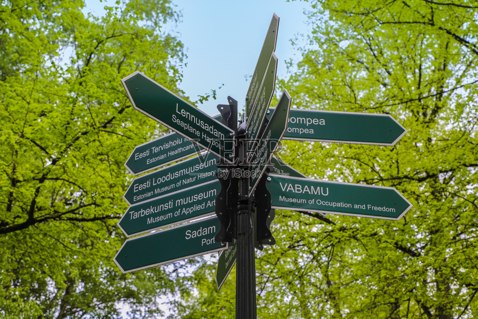 指向爱沙尼亚塔林所有旅游景点的路标照片摄影图片
