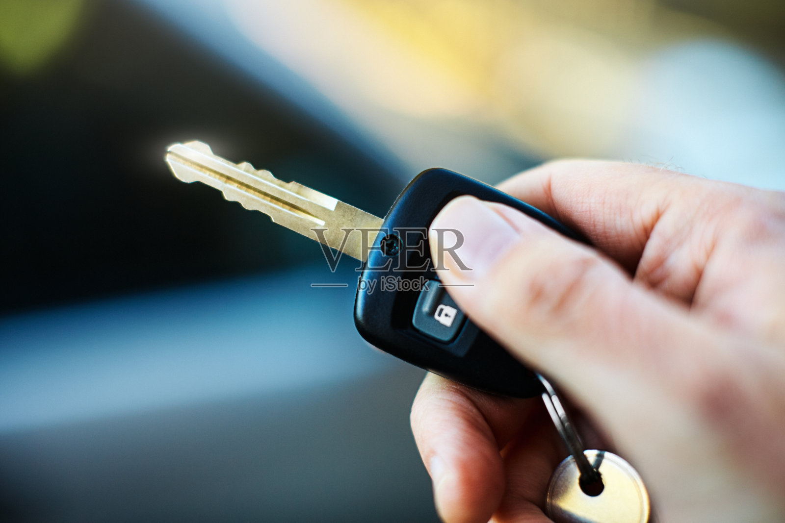 用钥匙上的遥控按钮手动锁或解锁汽车照片摄影图片