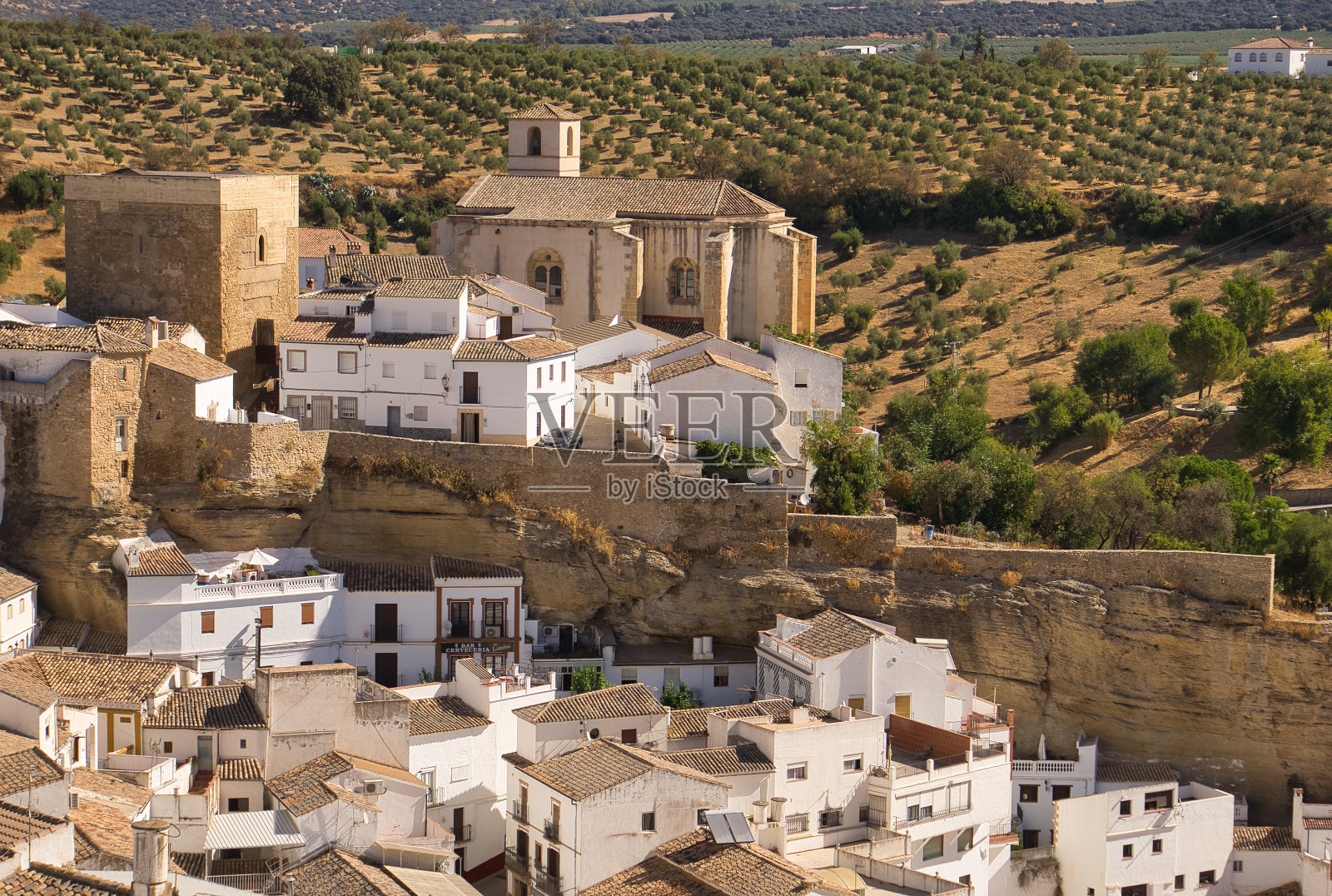 西班牙安达卢西亚的Setenil村的景色，它是西班牙最美丽的村庄之一，以其著名的洞穴房屋而闻名。阳光明媚的日子里，美丽的白色房屋全景。照片摄影图片