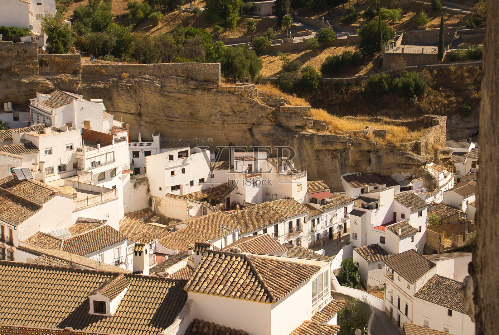 西班牙安达卢西亚的Setenil村的景色，它是西班牙最美丽的村庄之一，以其著名的洞穴房屋而闻名。阳光明媚的日子里，美丽的白色房屋全景。照片摄影图片