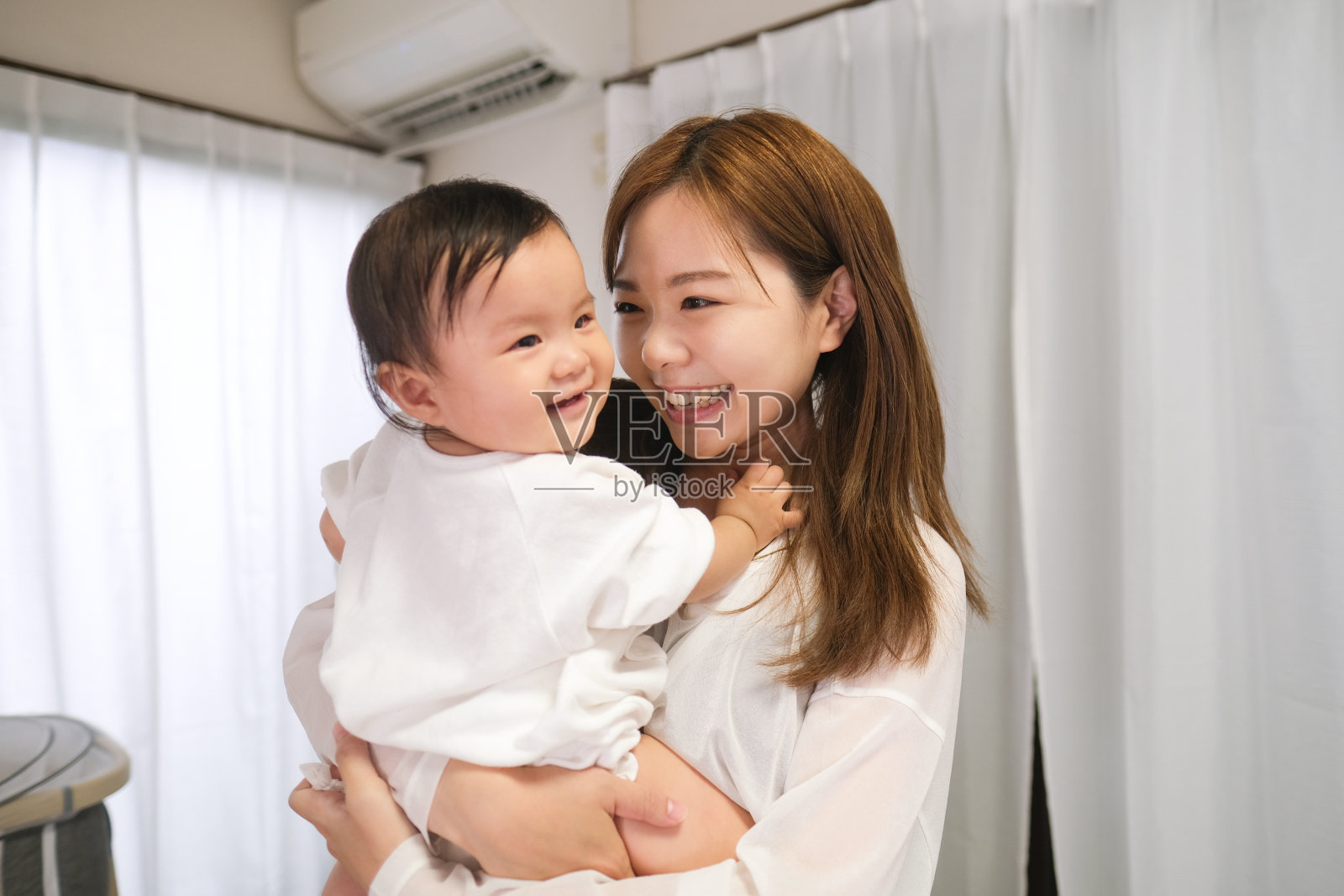 妈妈带着宝宝照片摄影图片