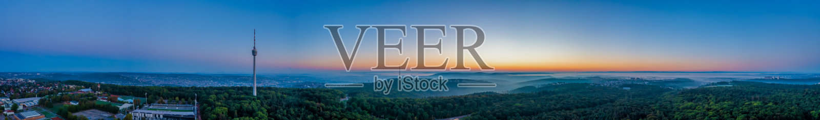 德国斯图加特晨光全景图，斯图加特天际线，与电视塔的航拍视图，城镇建筑，雾蒙蒙的旅行照片，横幅照片摄影图片