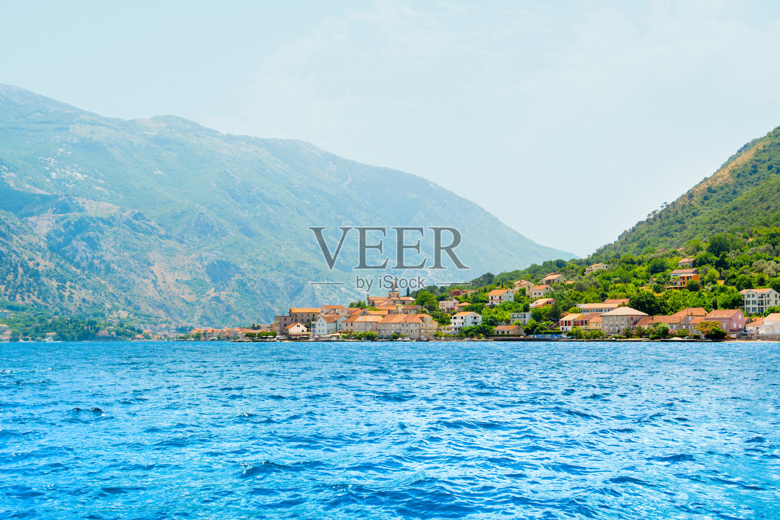 美丽的夏季景观科托尔湾海岸线-博卡湾照片摄影图片