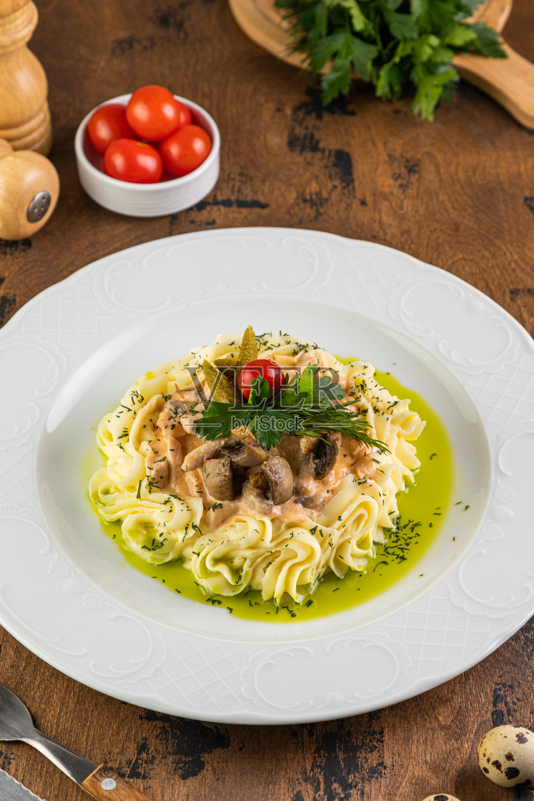 海鲜意面虾仁意面，配青菜香辣，白色盘。照片摄影图片