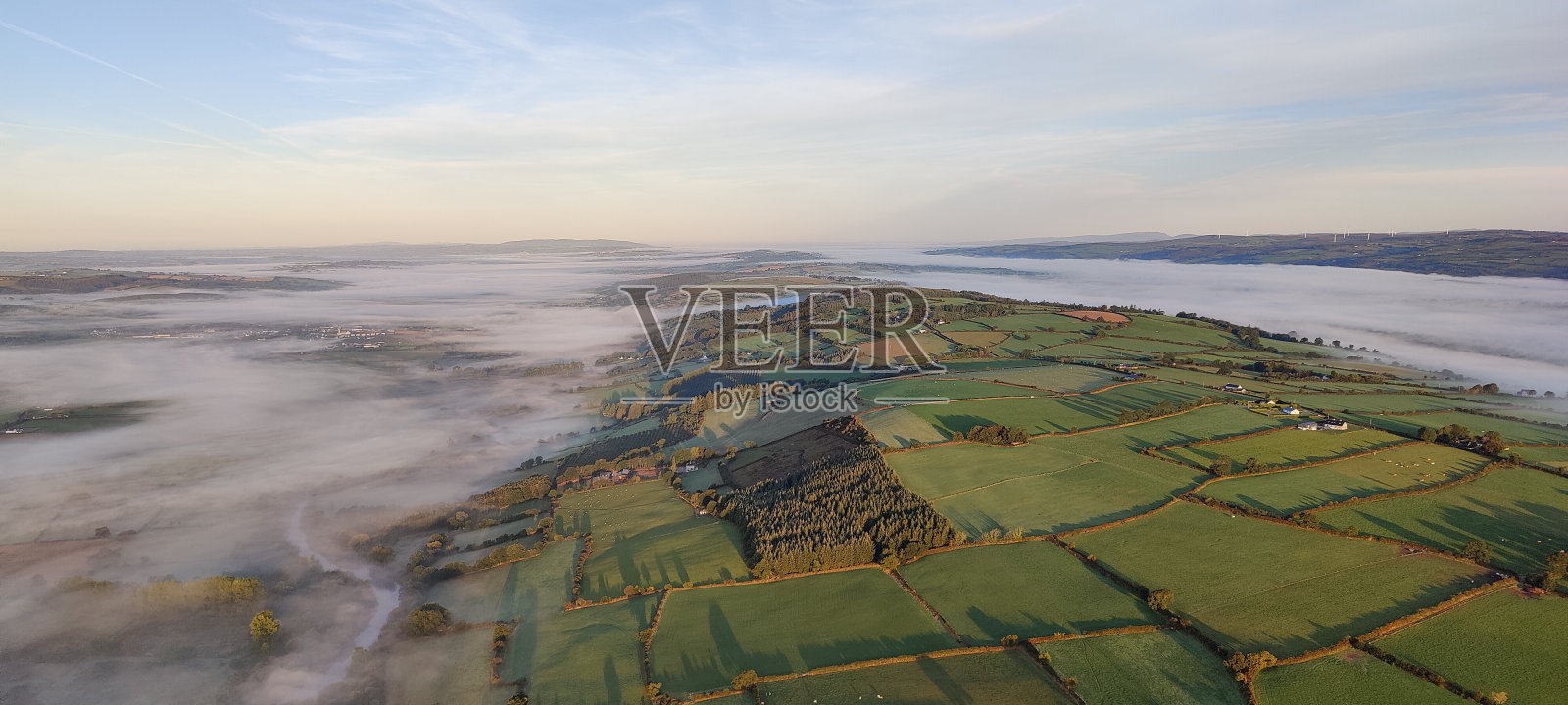 山谷中的雾照片摄影图片