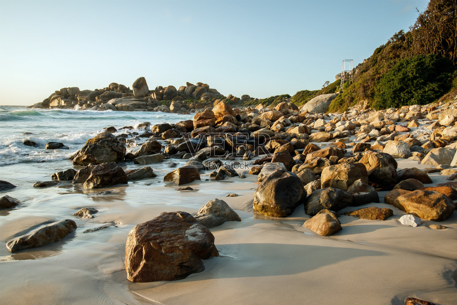 多岩石的海岸线照片摄影图片