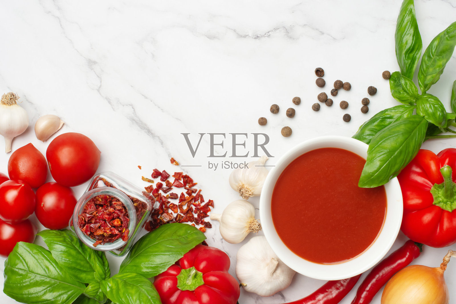 番茄酱的原料。烹饪背景与香料和番茄酱。照片摄影图片