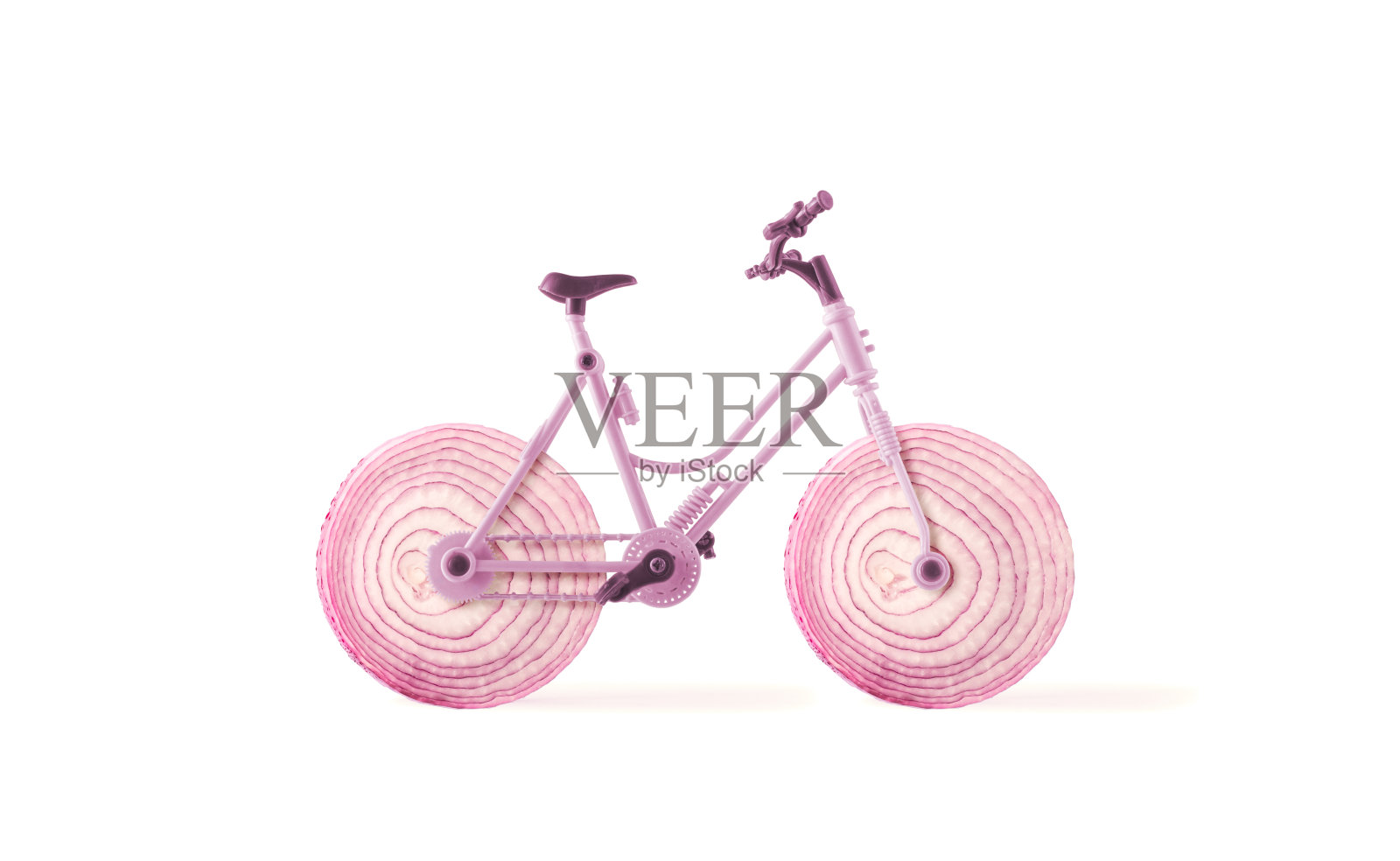 自行车的轮子由孤立的白色背景上的红洋葱片制成。送餐的抽象概念最少。创意厨房的想法。健康的生紫色蔬菜富含类黄酮和纤维。照片摄影图片