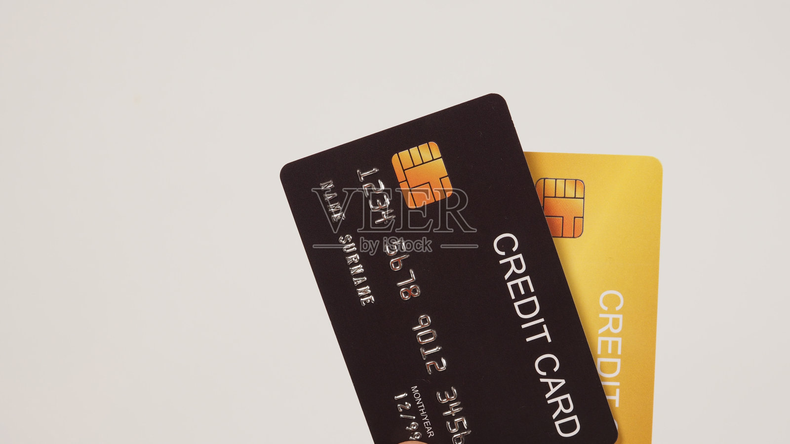 两张信用卡黑色和白色背景的金色信用卡。照片摄影图片