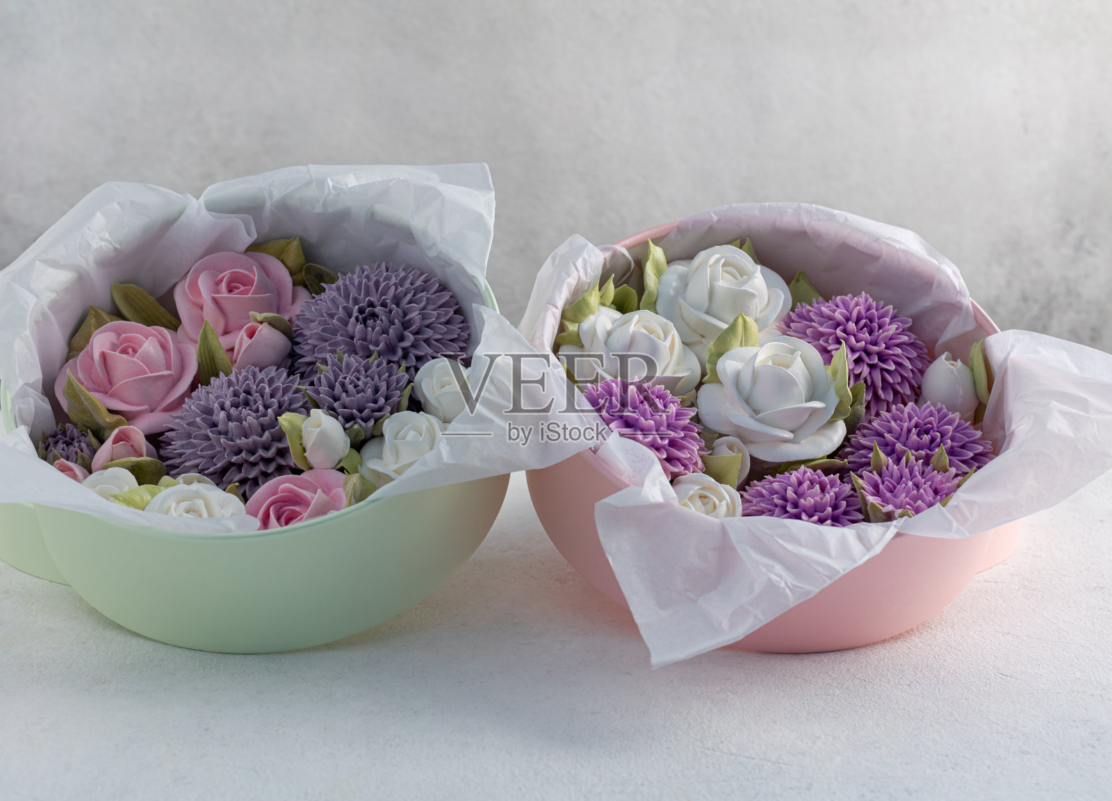 西风的花束在一个明亮的背景上的礼盒，情人节照片摄影图片