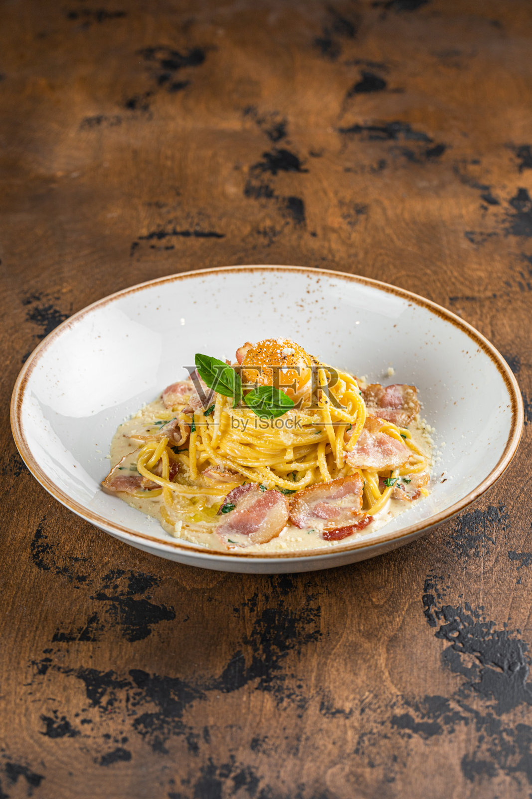 棕色底色和白色碗意式干酪面配棕色蘑菇照片摄影图片