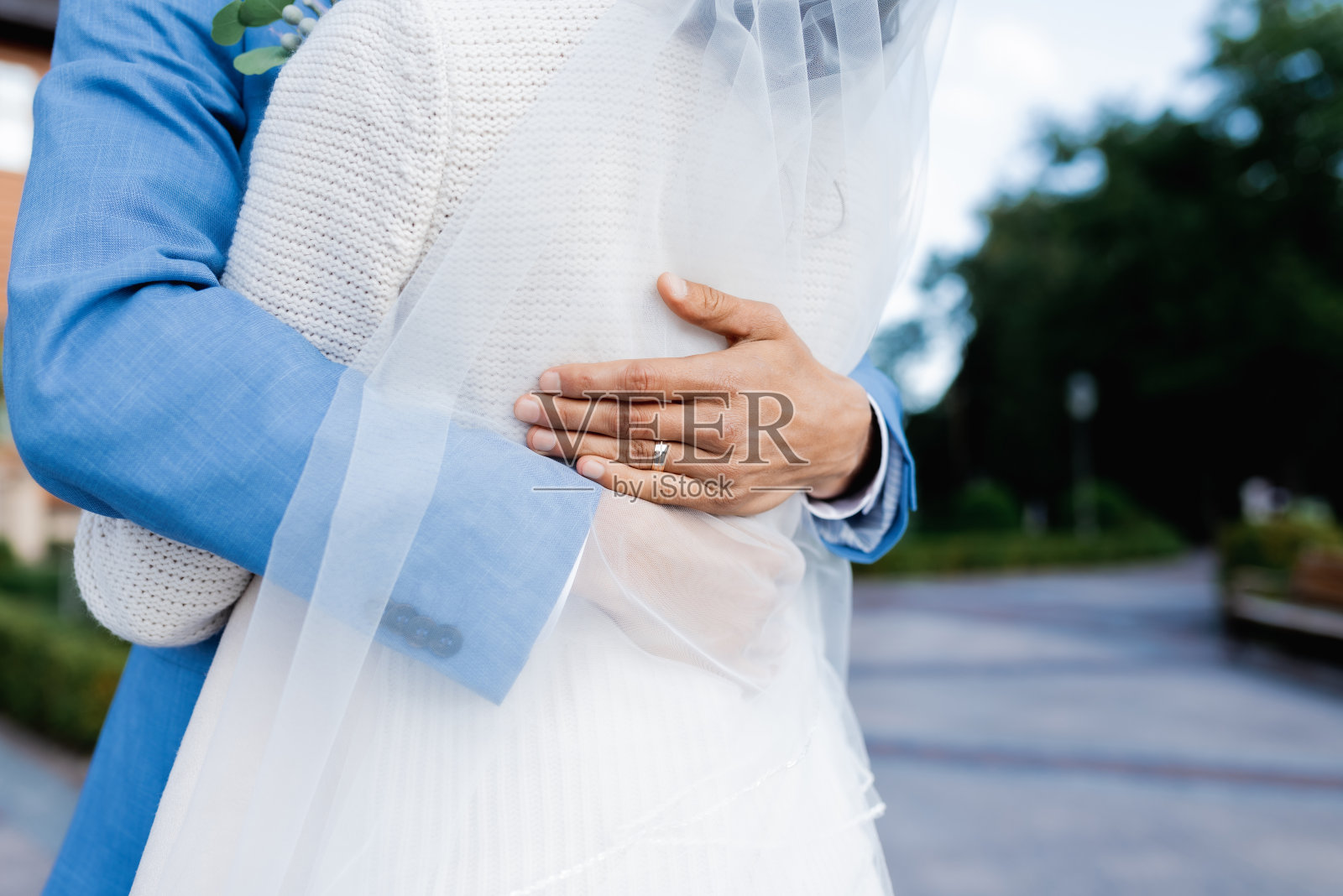 新郎拥抱新娘的手特写照片摄影图片