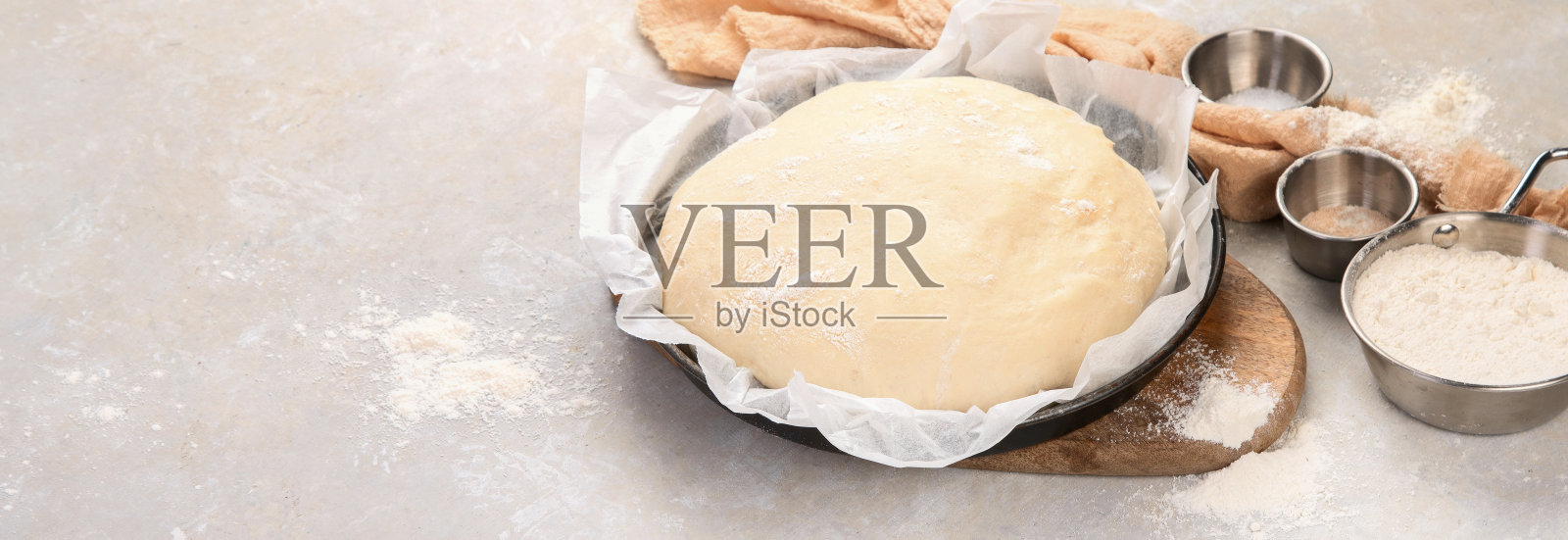 生面团糕点在碗中，在中性的背景。照片摄影图片