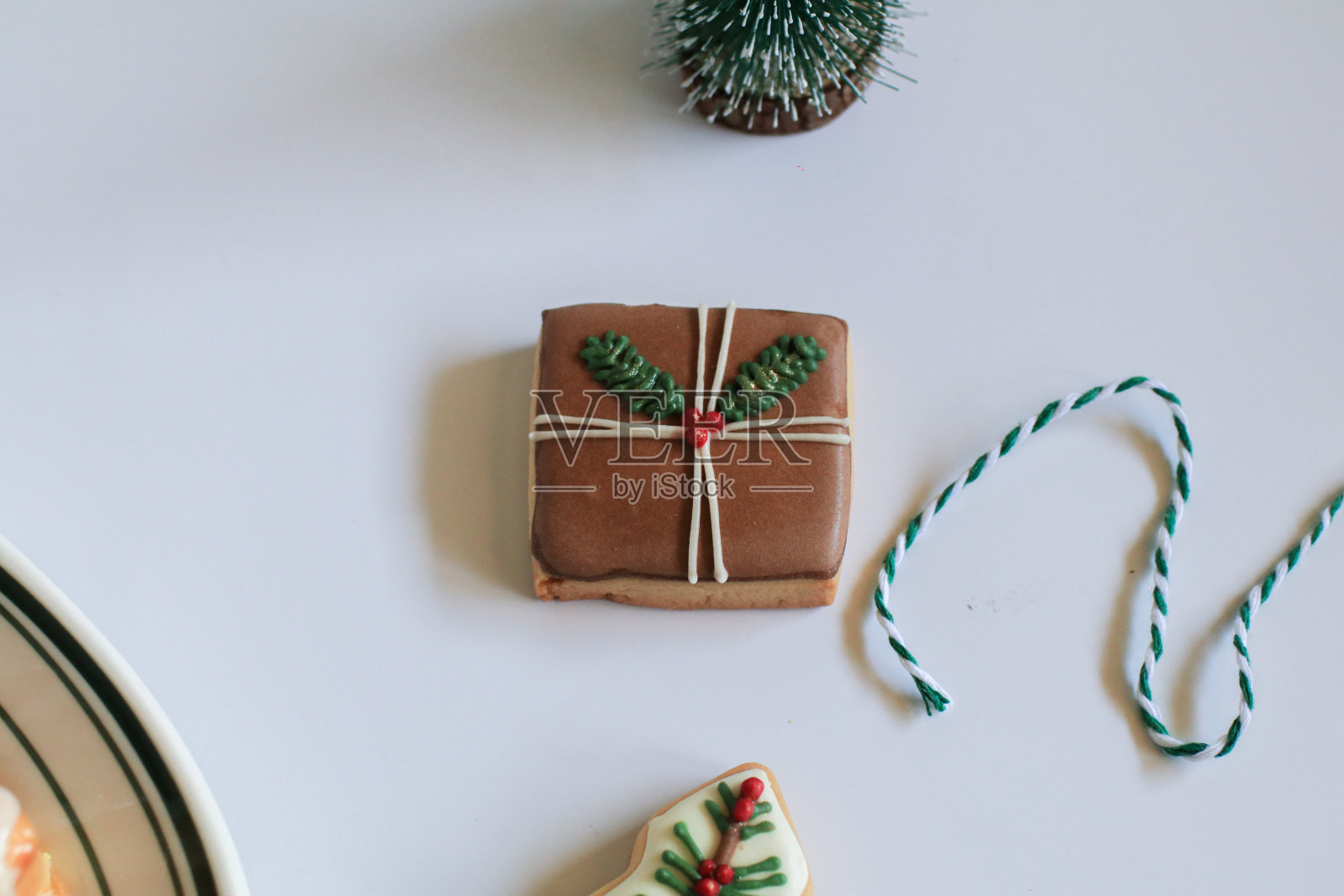 白色背景的自制美味圣诞饼干。节日里装饰的糖果。照片摄影图片