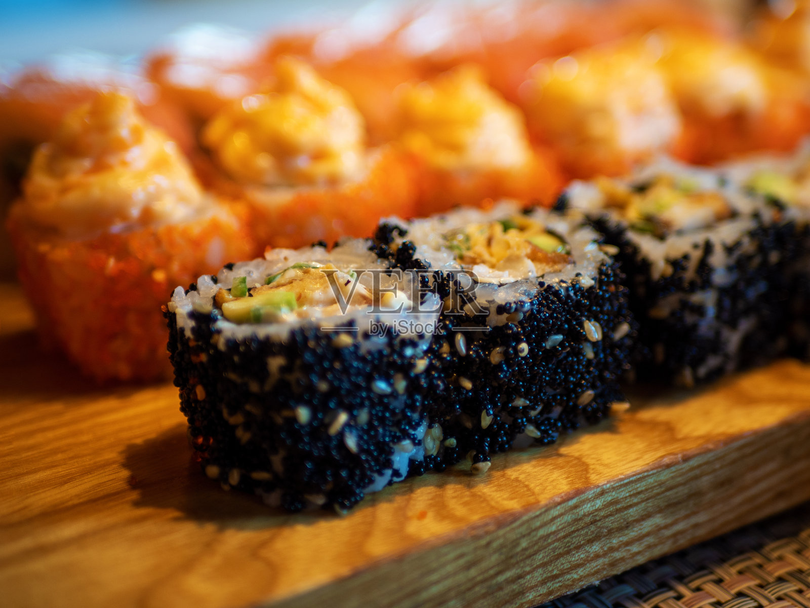 新鲜卷和寿司的特写。日本料理。美味的食物。鱼和米饭照片摄影图片