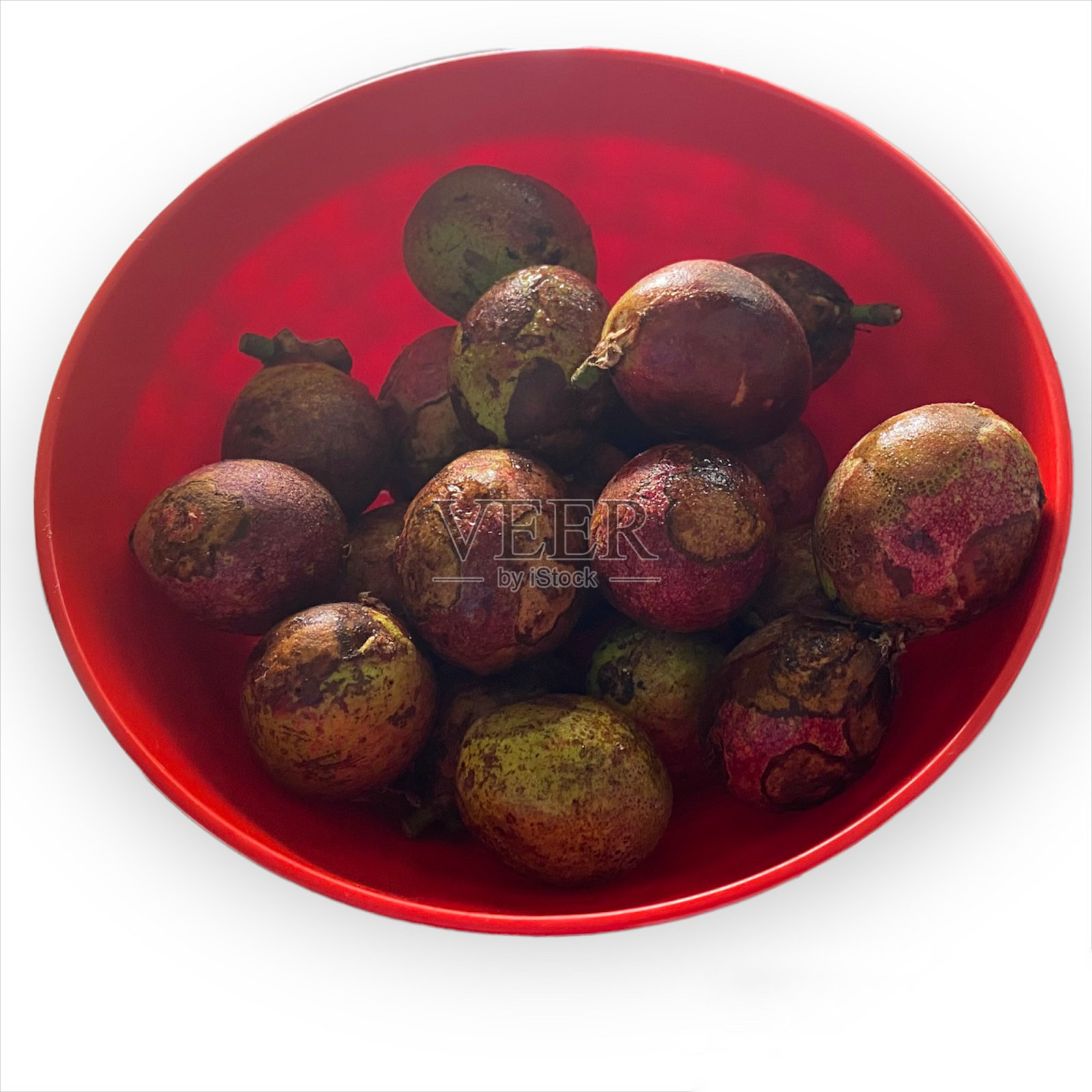 白底红碗里的一堆matoa水果照片摄影图片