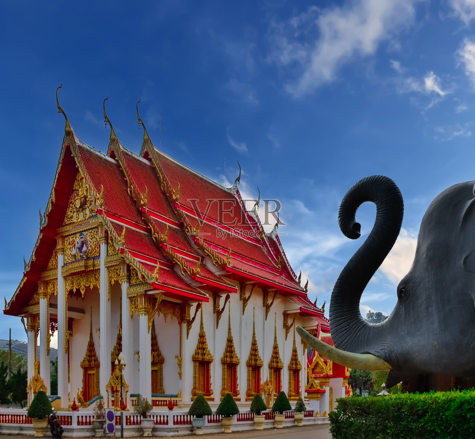 泰国普吉岛的卧龙寺。装饰着华丽的红色、金色和蓝色。美丽的日落。窟Chaithararam照片摄影图片