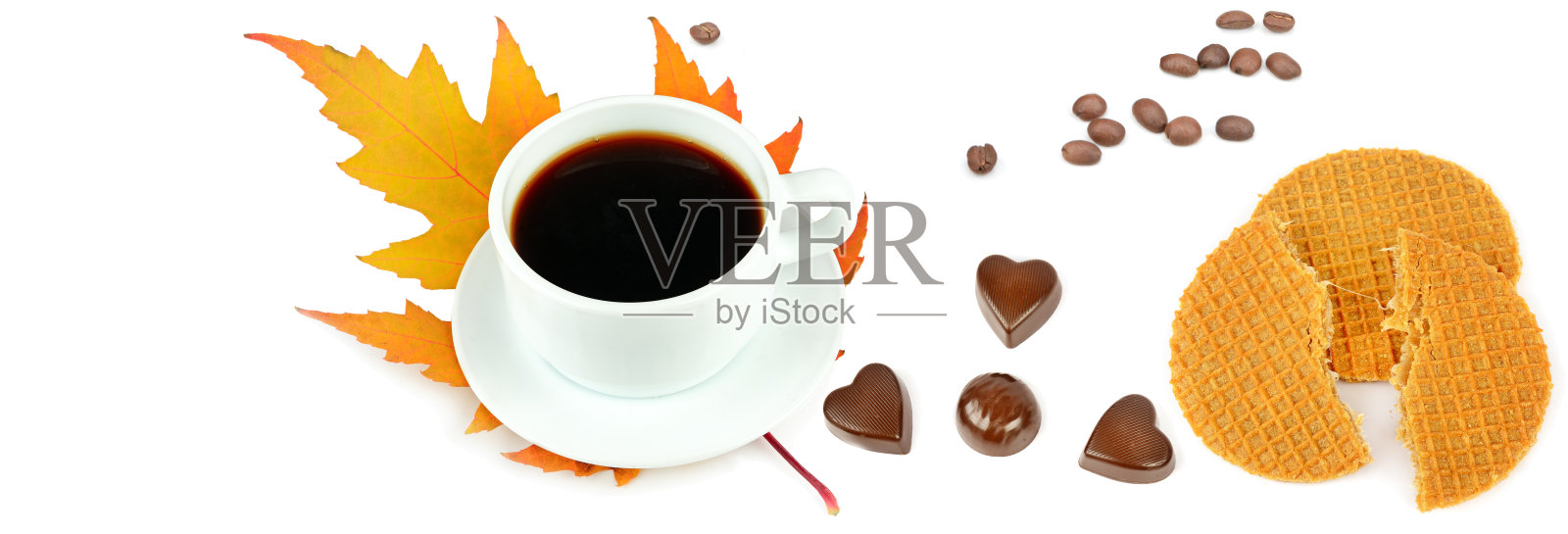 黄色枫叶上的咖啡，白色背景上的华夫饼和巧克力。拼贴画。照片摄影图片