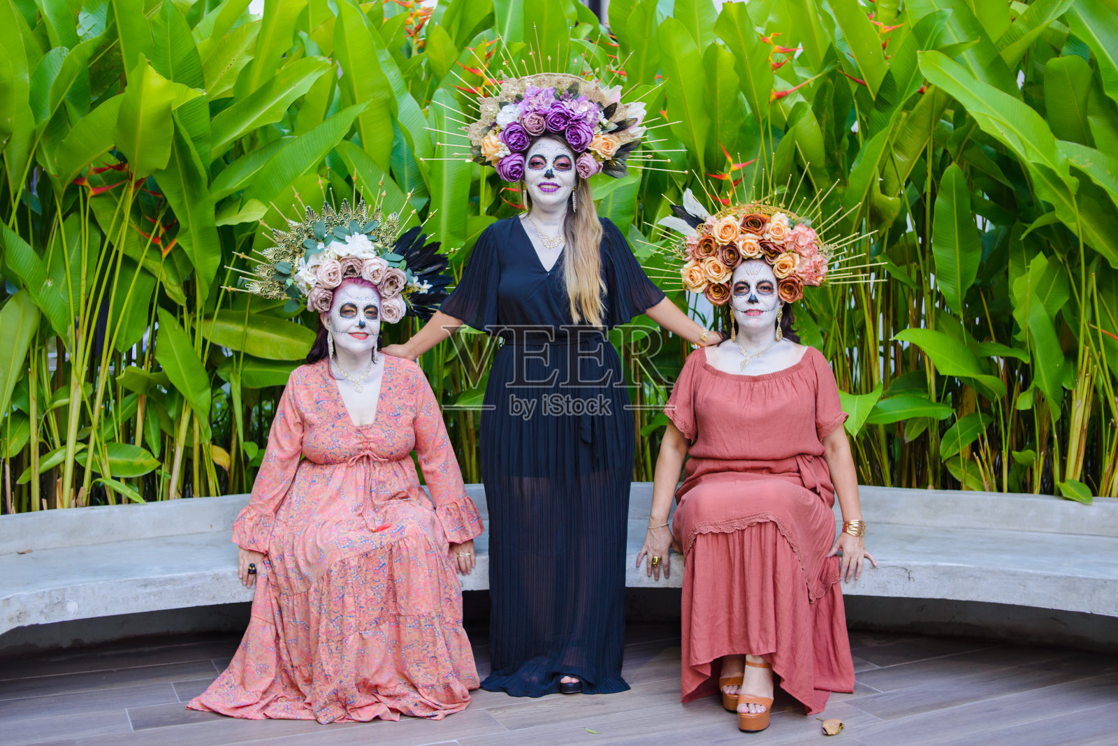 三个女人的集体肖像，化妆的卡特里娜。照片摄影图片