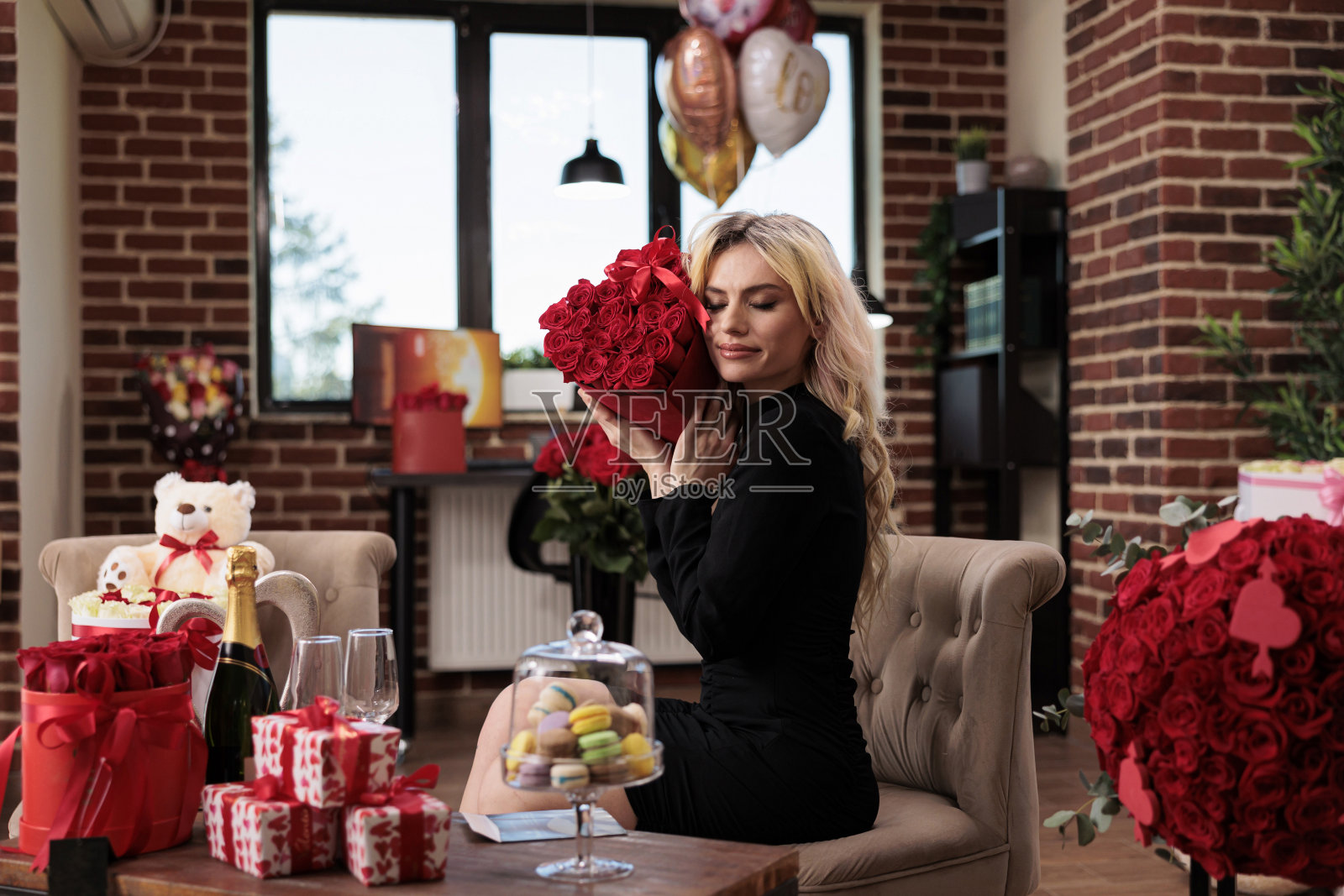 女子与盒子里的情人节红玫瑰合影照片摄影图片