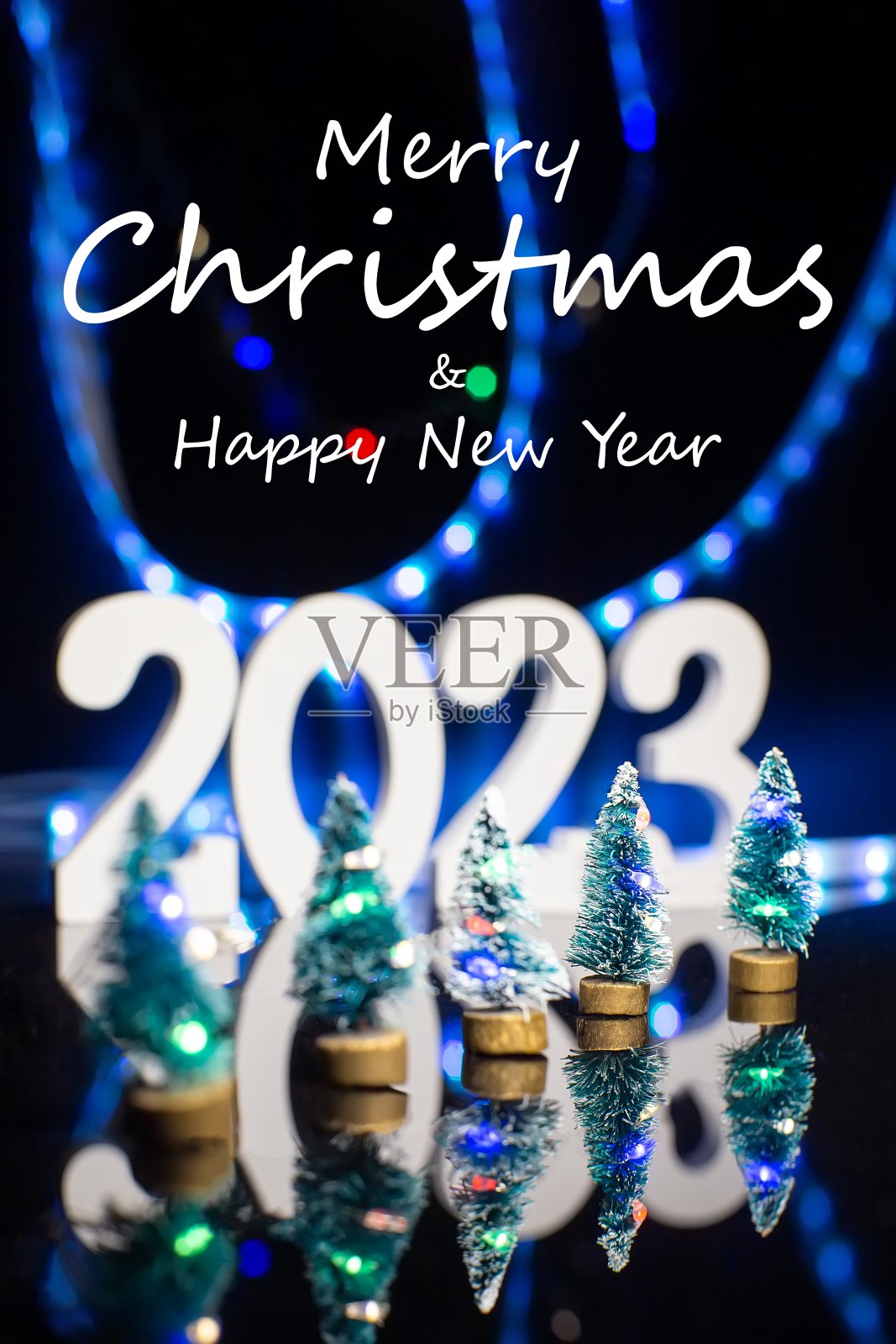 圣诞快乐和新年快乐的文字设计在神奇的蓝色散焦散焦光。闪闪发光的节日背景圣诞卡照片摄影图片