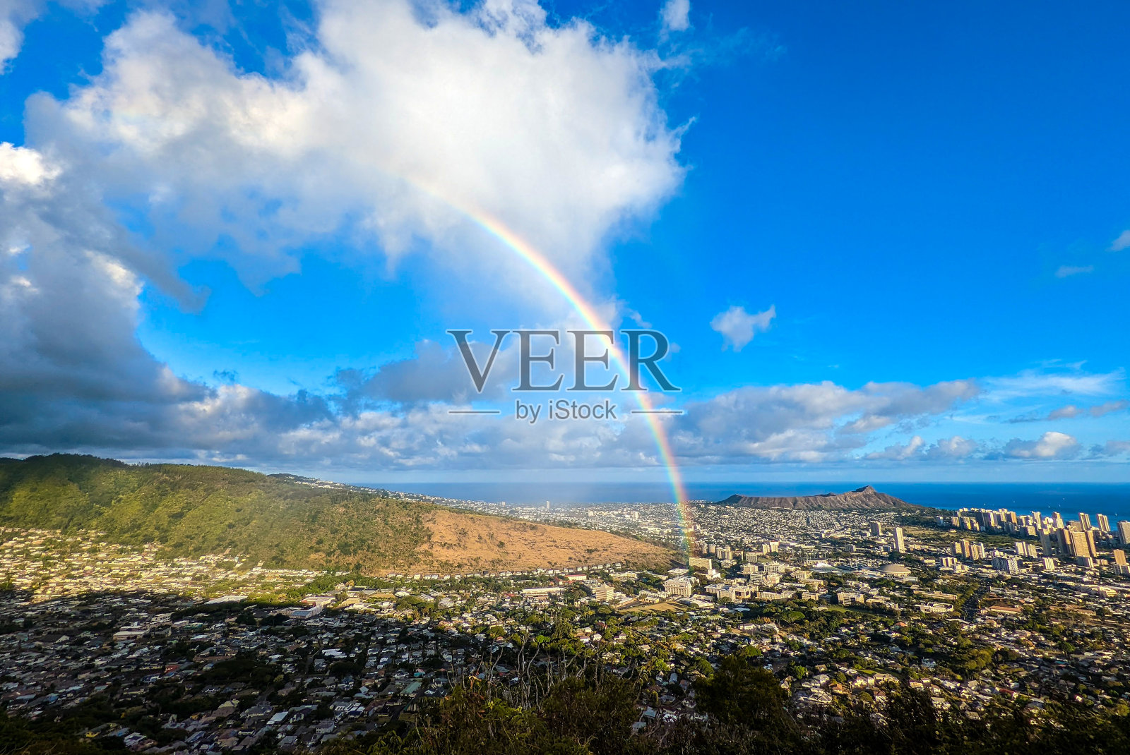 从瓦胡岛的坦塔罗斯远眺到檀香山照片摄影图片