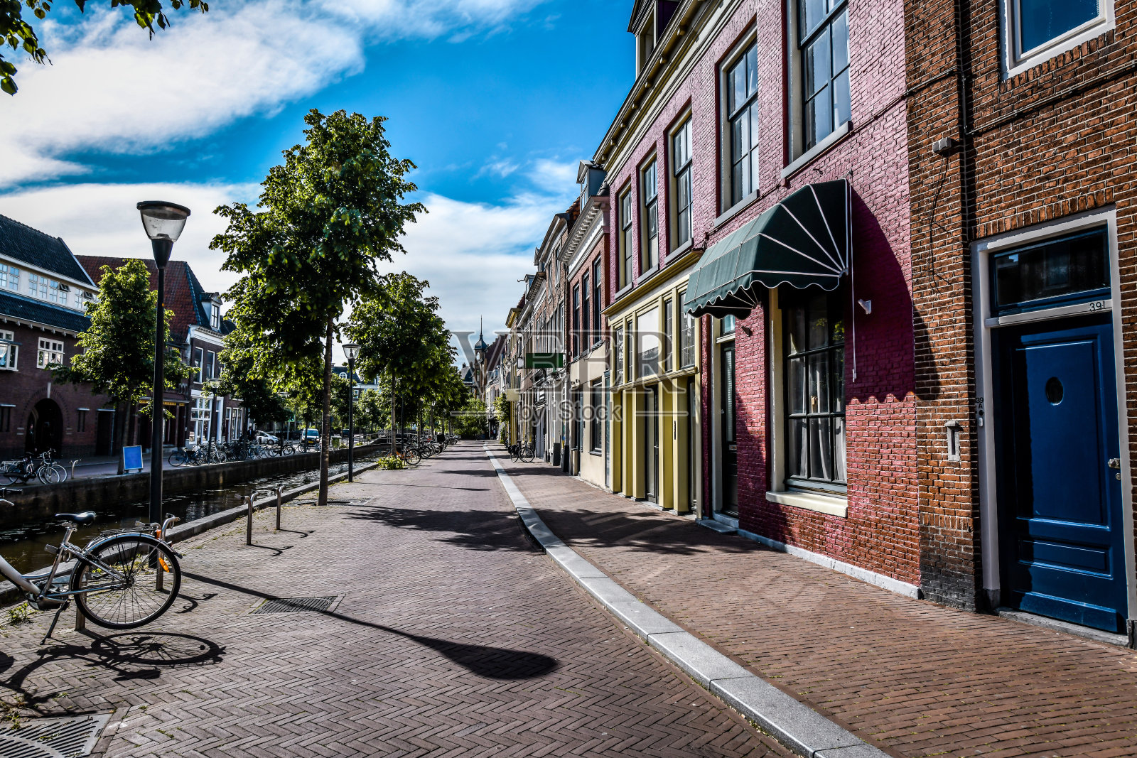 荷兰列沃登运河附近的人行道照片摄影图片