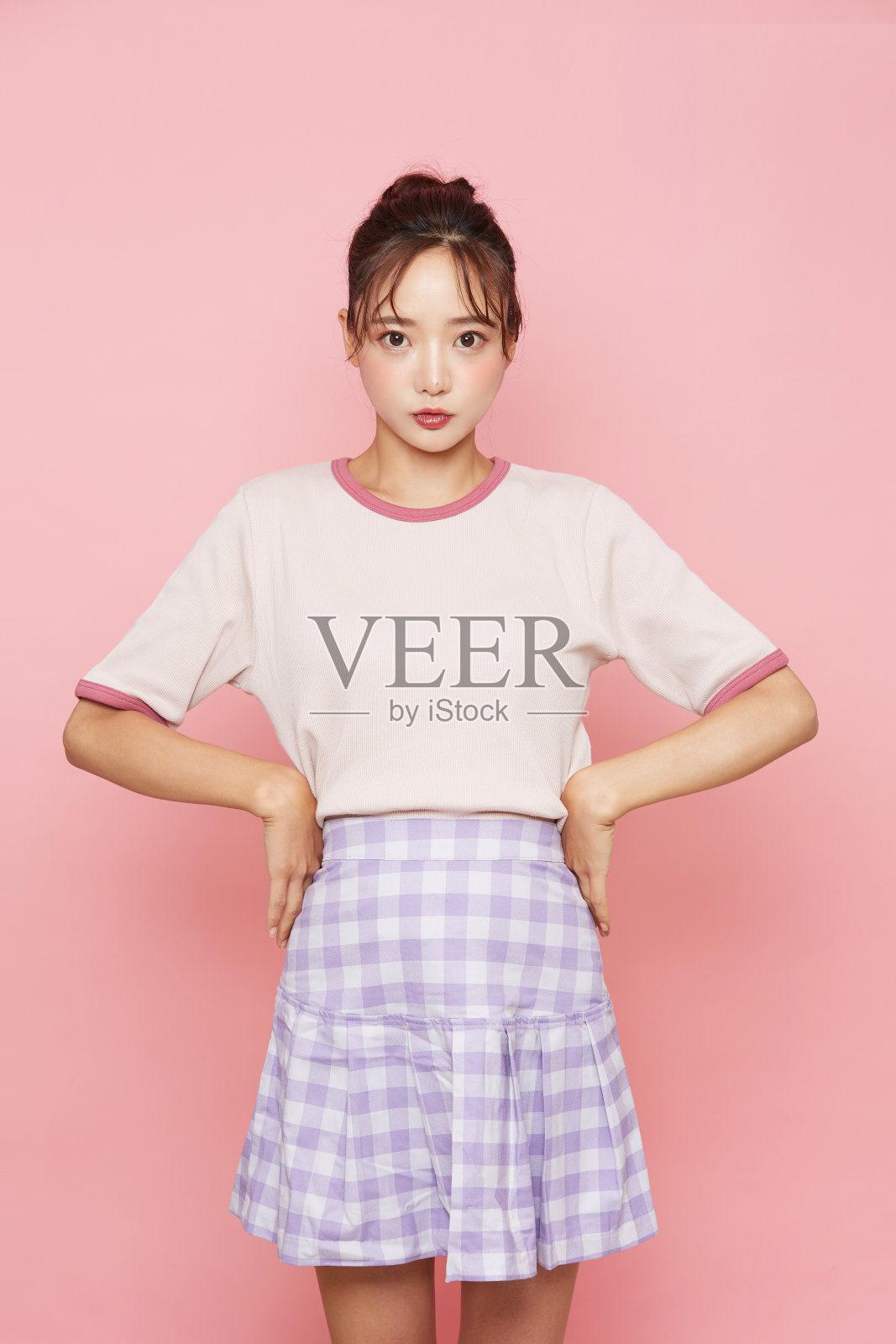 肖像年轻的亚洲妇女在运动时尚的粉红色背景照片摄影图片