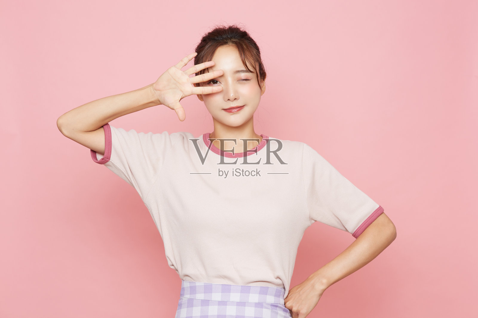 肖像年轻的亚洲妇女在运动时尚的粉红色背景照片摄影图片