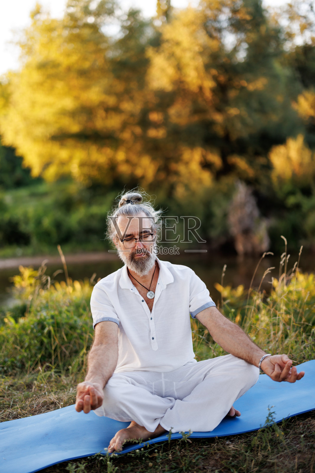 成熟的人在大自然中冥想照片摄影图片