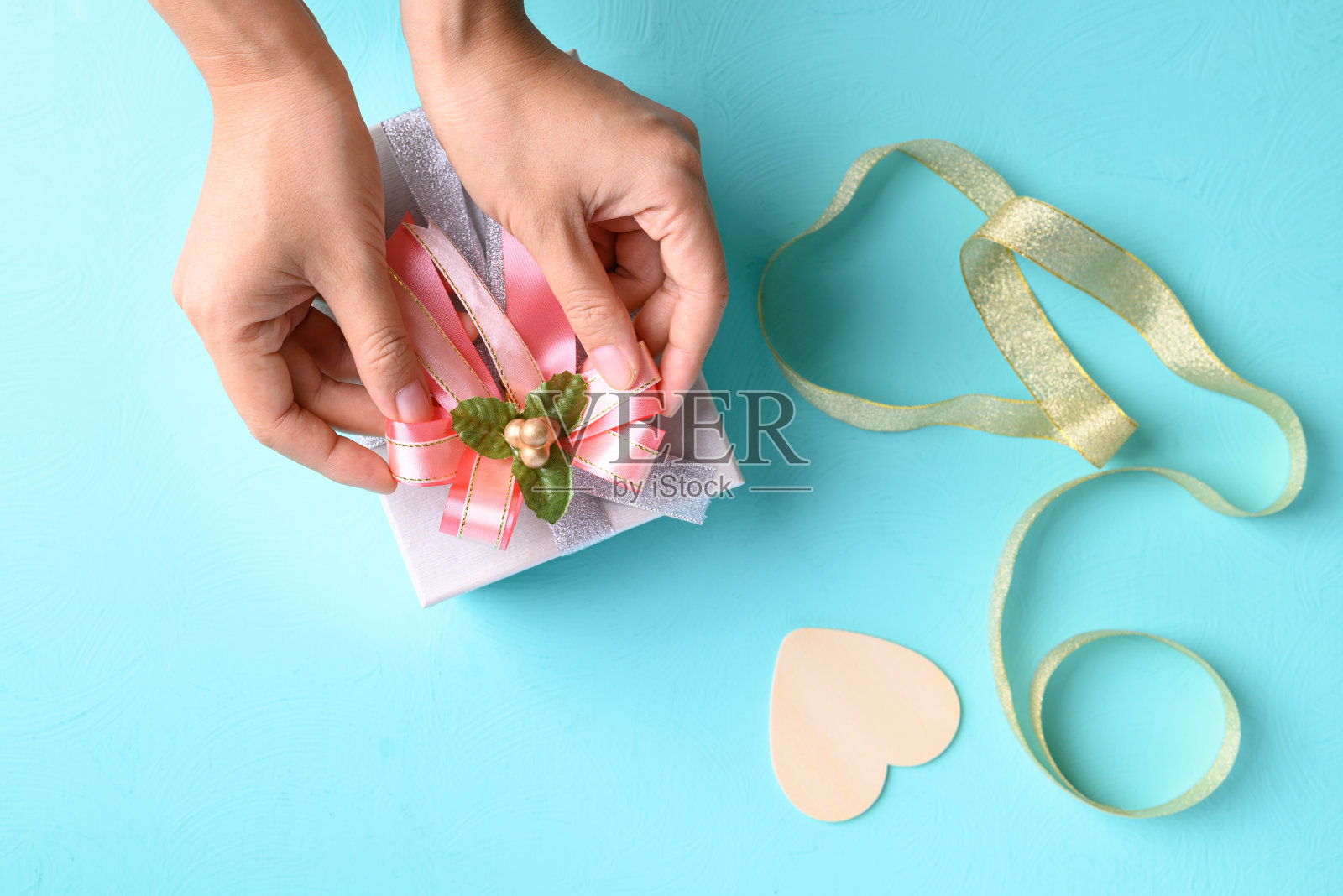 银色礼盒，用粉色丝带手工装饰照片摄影图片